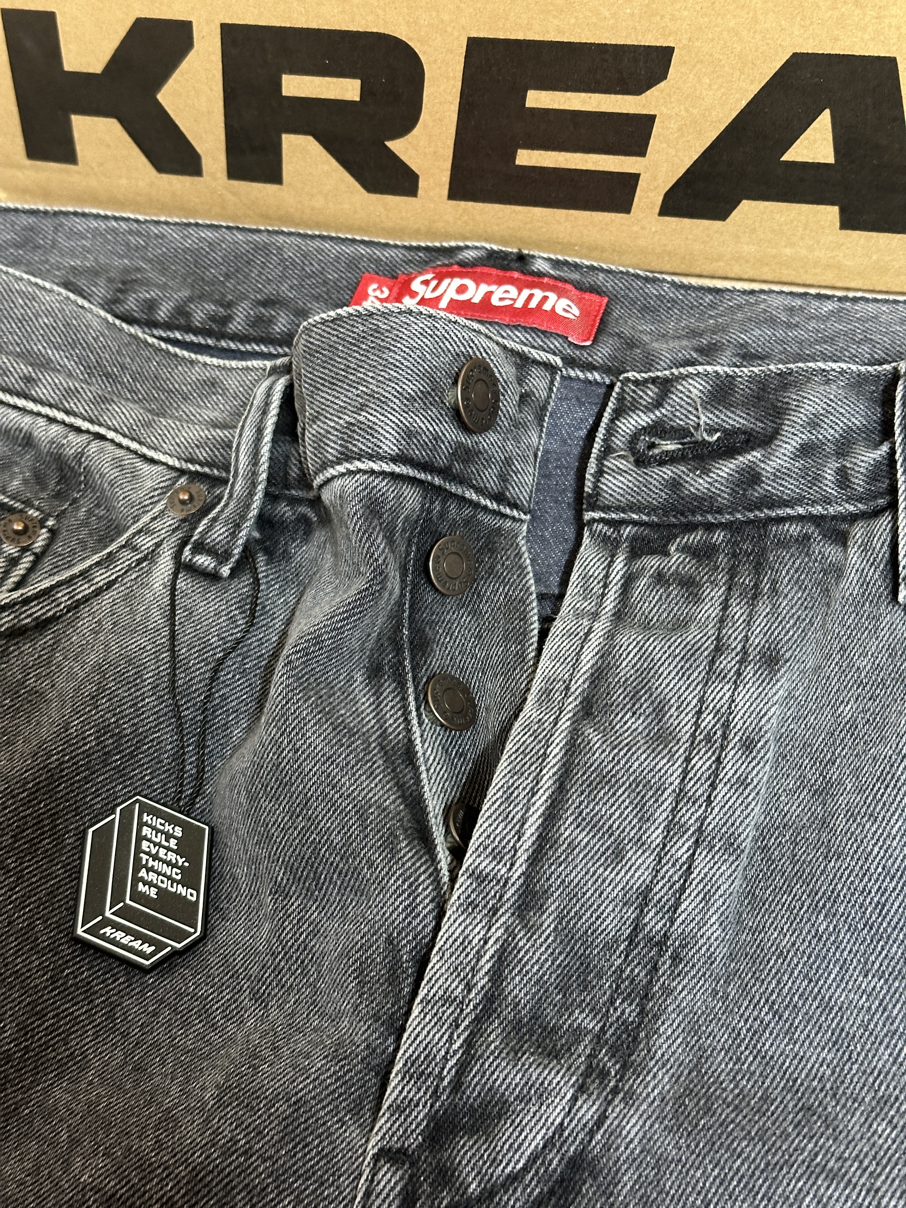 Supreme Regular Jean Black - 24SS 착용 스타일 - 1