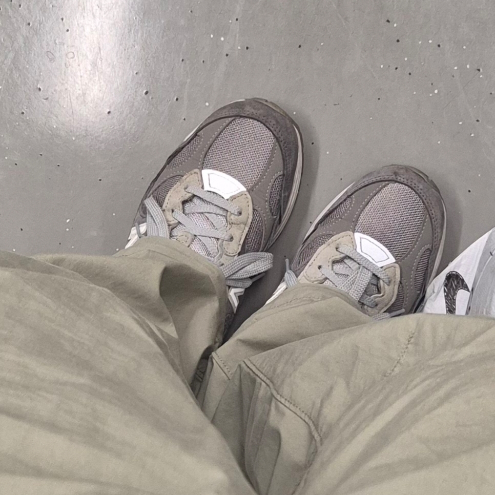 New Balance 992 Made in USA Grey Red Blue 착용 스타일
