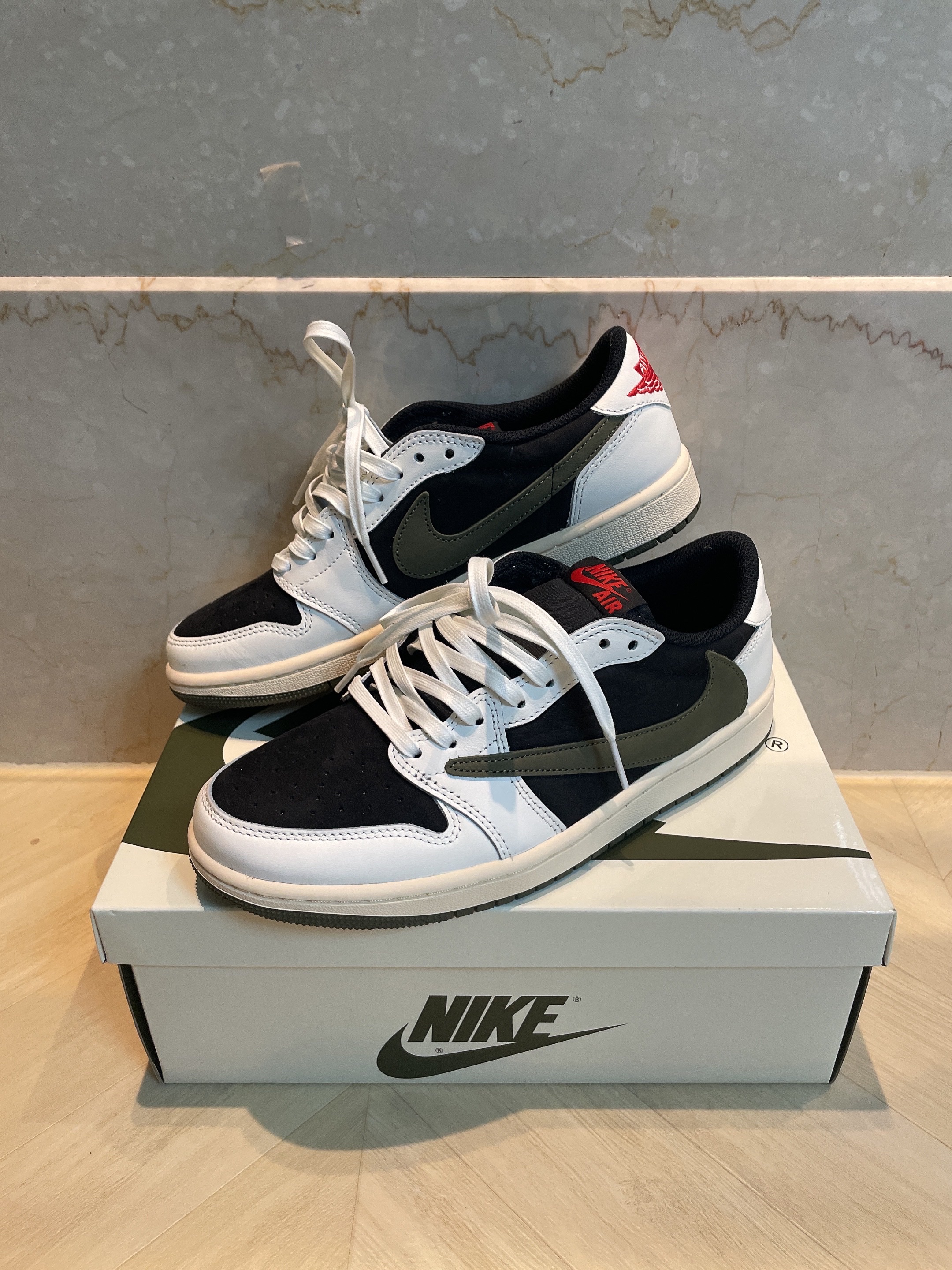 (W) Jordan 1 x Travis Scott Retro Low OG SP Medium Olive 착용 스타일 - 1