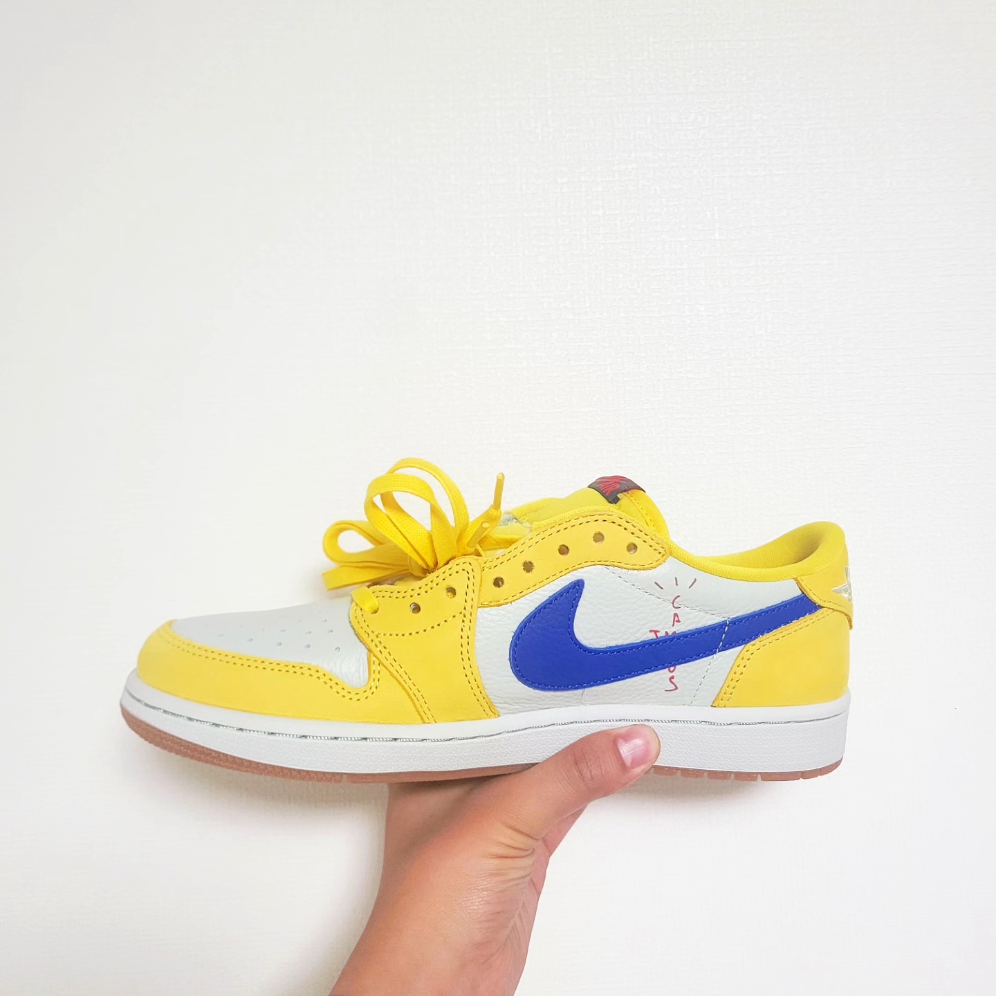 (W) Jordan 1 x Travis Scott Retro Low OG SP Canary 착용 스타일 - 2