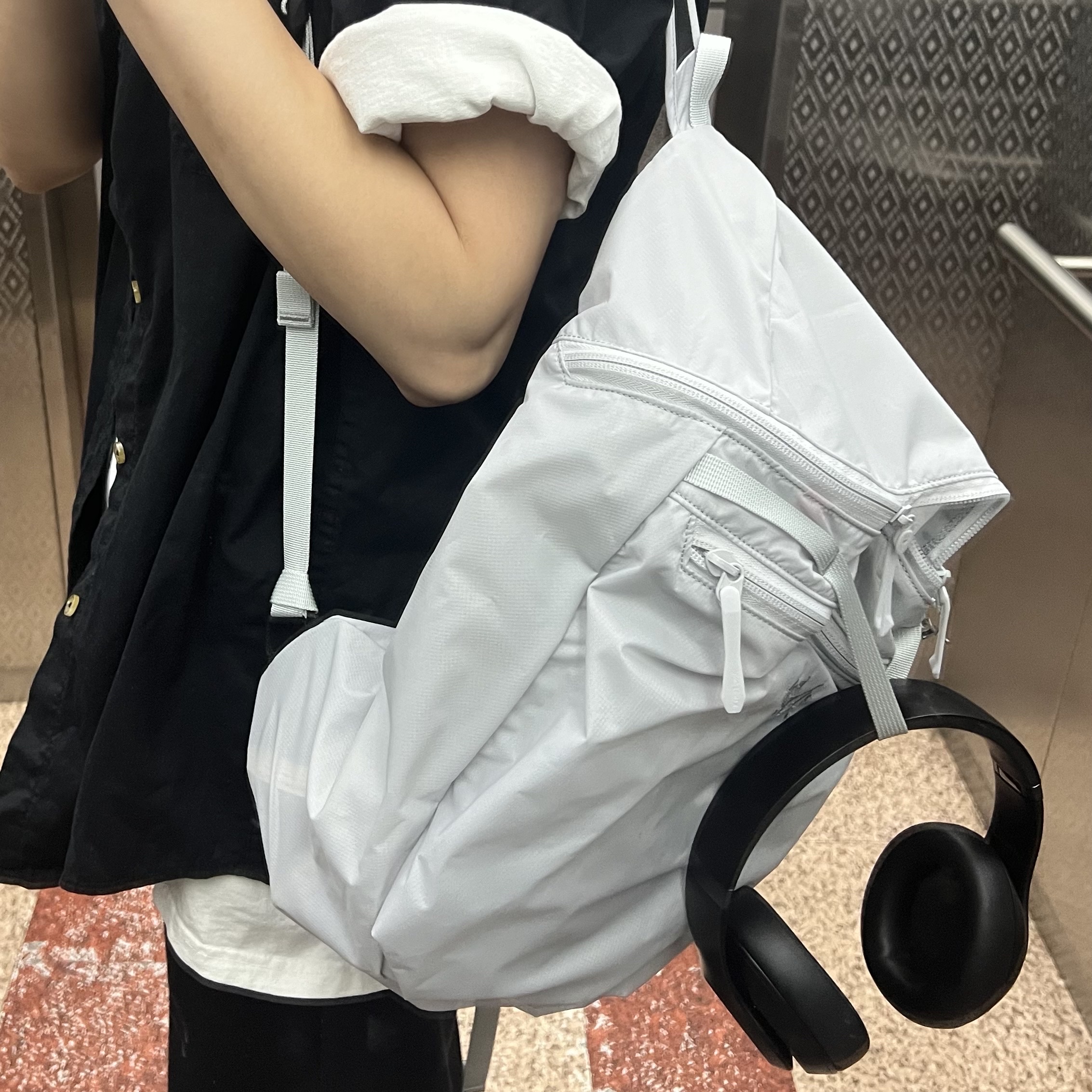 Arc'teryx Heliad 15 Backpack Solitude, Beats Studio Pro Wireless Over Ear Headphone Black (Korean Ver.) 착용 스타일 - 2