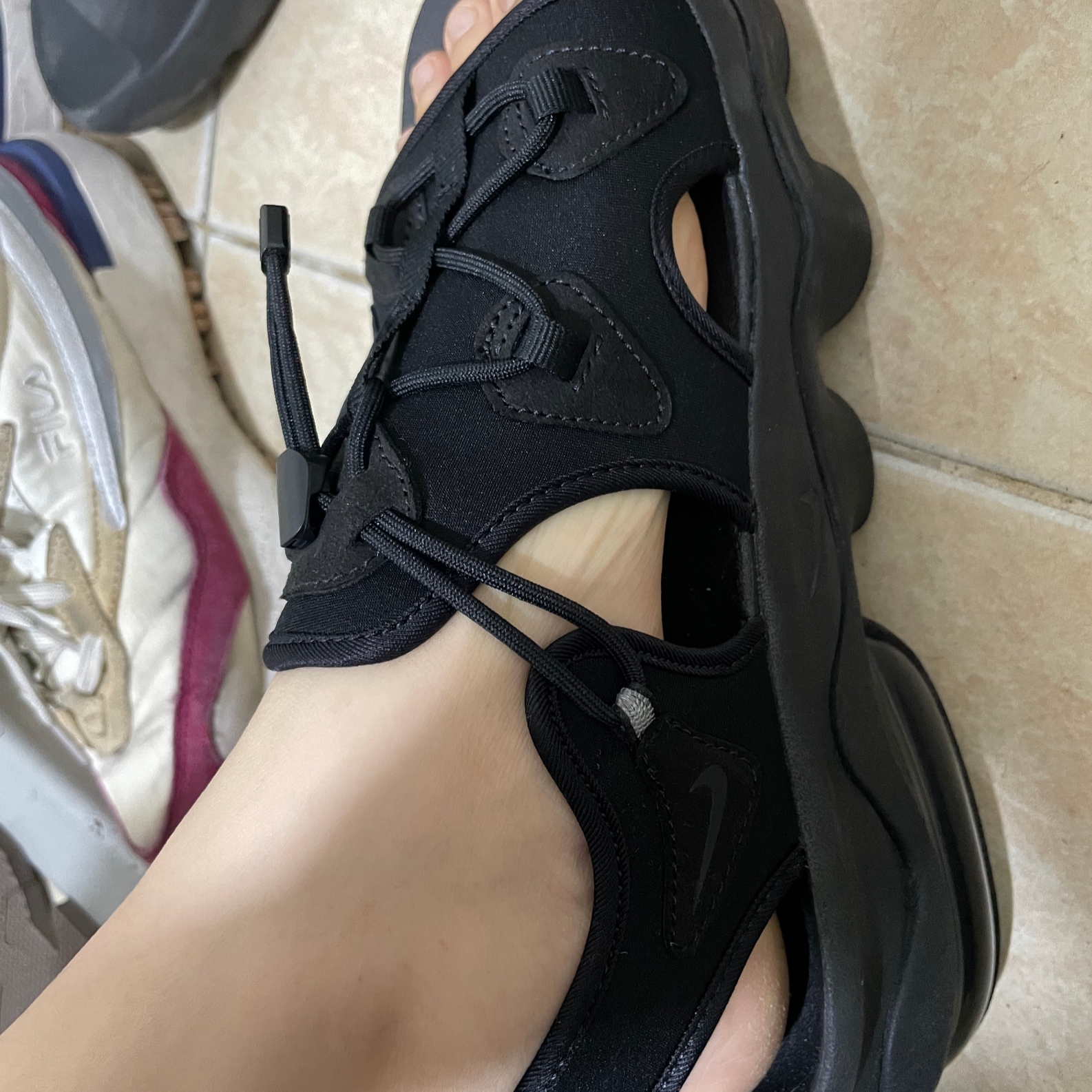 (W) Nike Air Max Koko Sandal Black 착용 스타일