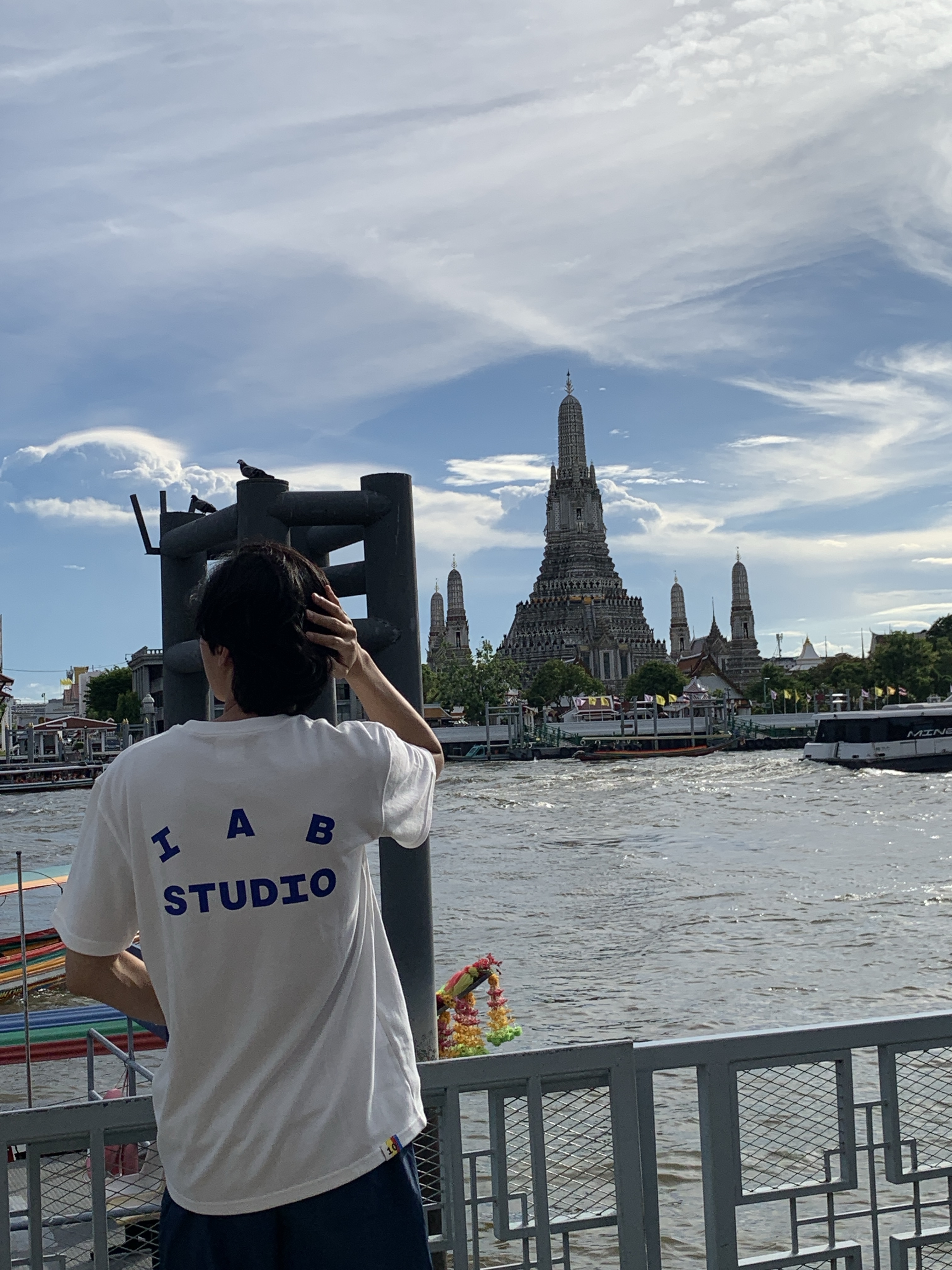 IAB Studio 10th Anniversary T-Shirt White, IAB Studio Woven Shorts Navy - The Hyundai Seoul Exclusive 착용 스타일
