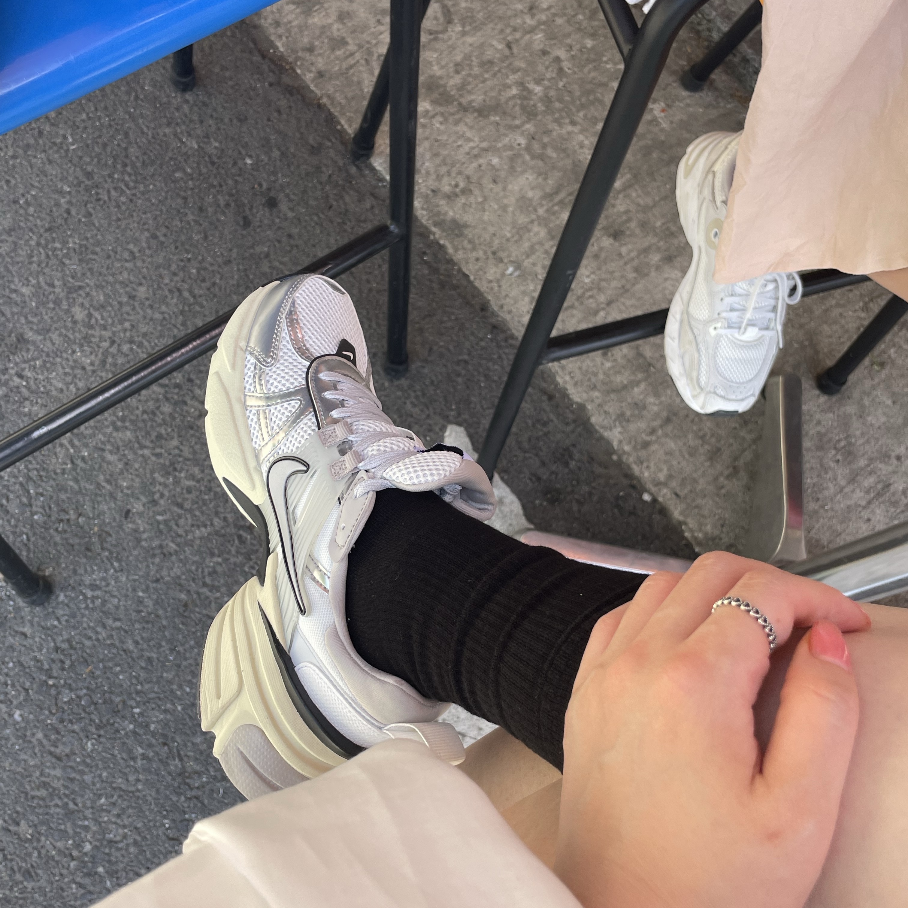 Nike V2K Run Summit White Metallic Silver 착용 스타일