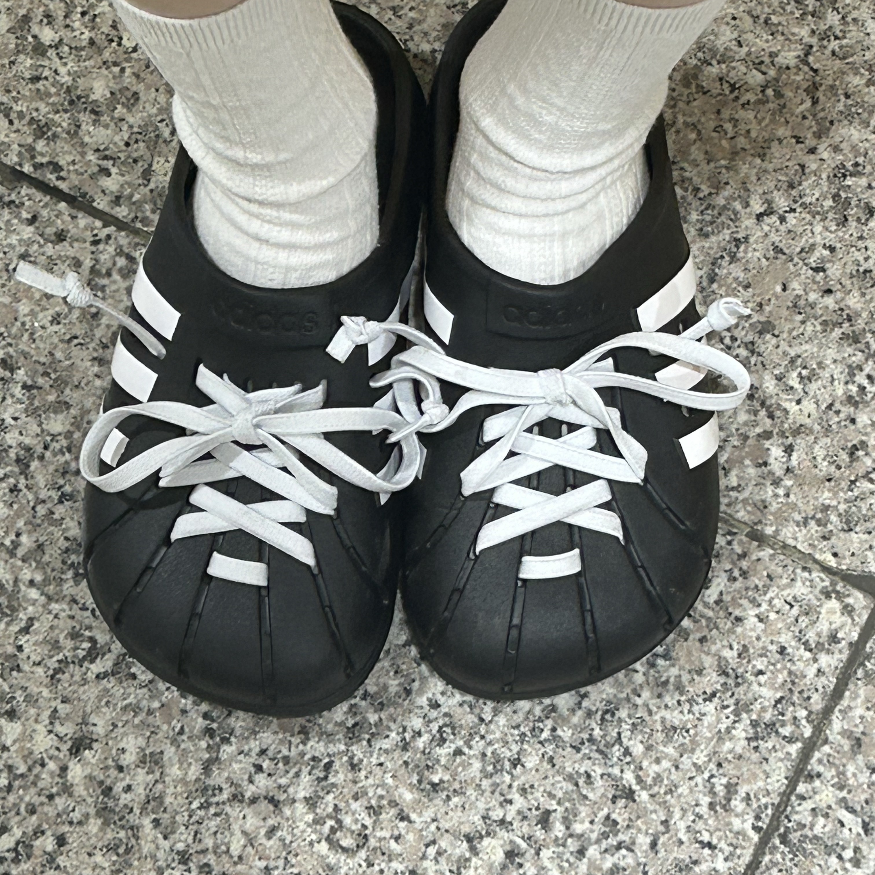 Adidas Adilette Clog Black White 착용 스타일 - 1