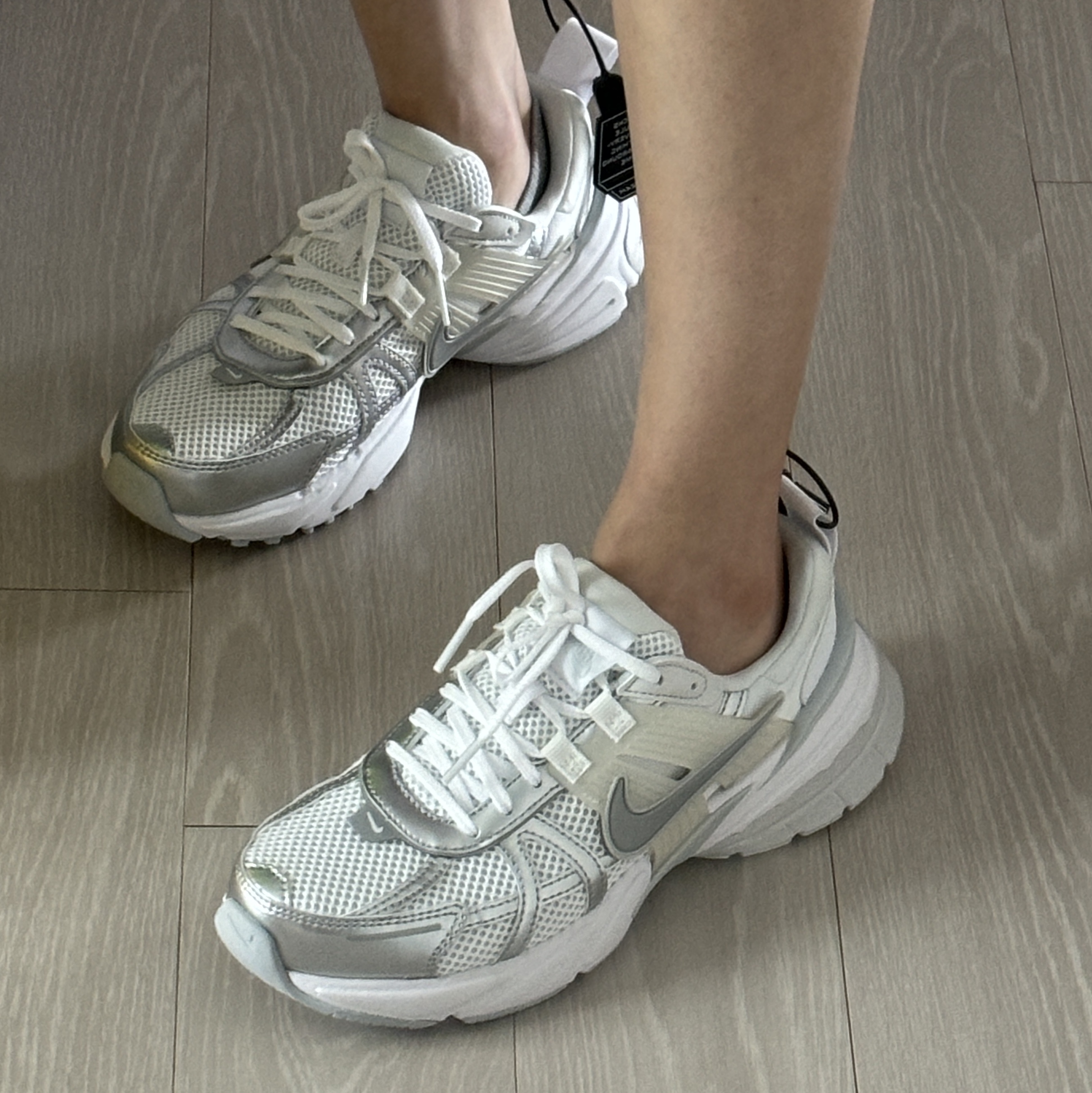 Nike V2K Run Metallic Silver White 착용 스타일