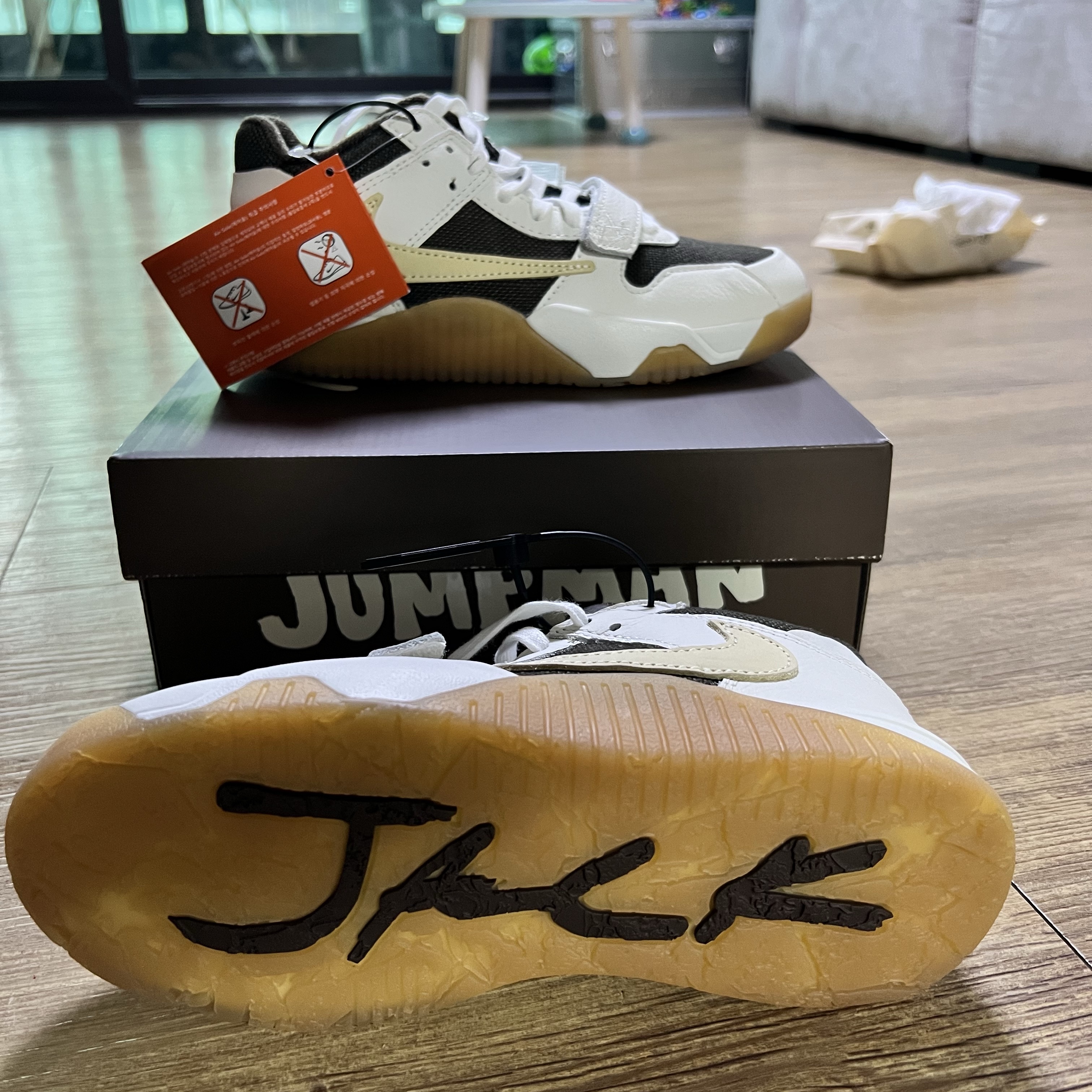 (PS) Jordan x Travis Scott Jumpman Jack TR Sail and Dark Mocha 착용 스타일 - 1