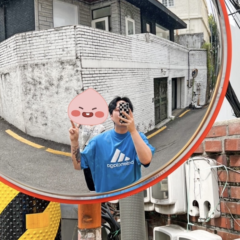Balenciaga x Adidas Oversized T-Shirt Blue, Balenciaga x Adidas Triple S Sneakers White Black 착용 스타일 - 1