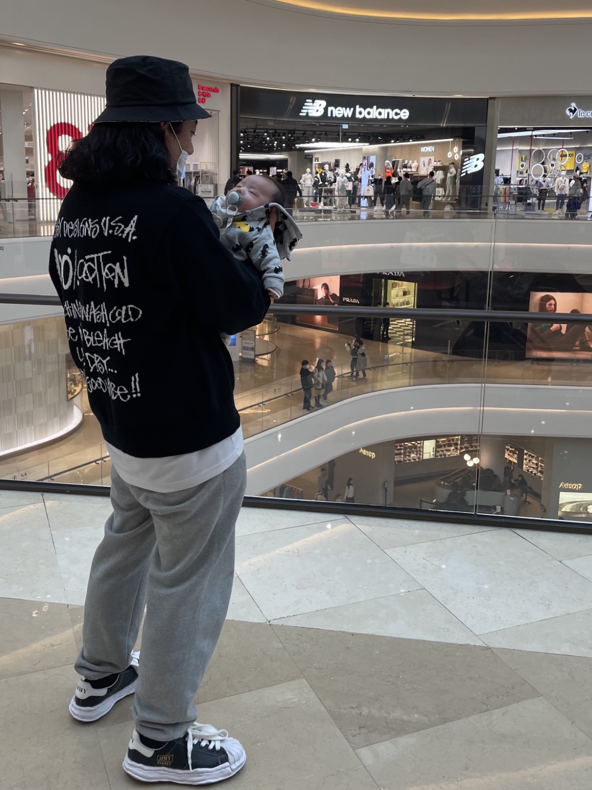Stussy Care Label Sweater Black, Maison Mihara Yasuhiro Blakey OG STC Sole Paper Like Leather Low-top Sneakers Black 착용 스타일