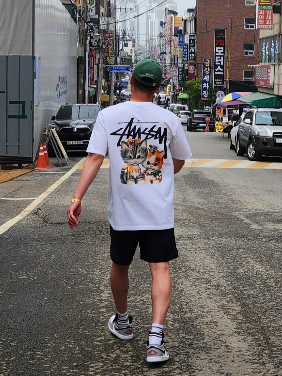 Stussy Kittens T-Shirt White, Jordan 1 Low Light Smoke Grey 착용 스타일