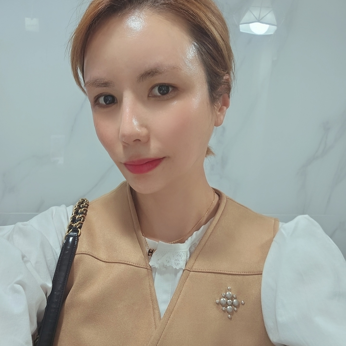 (W) Chanel Boots Caoutchouc & Black, Chanel Hobo Handbag Shiny Crumpled Calfskin & Gold Black 착용 스타일 - 2