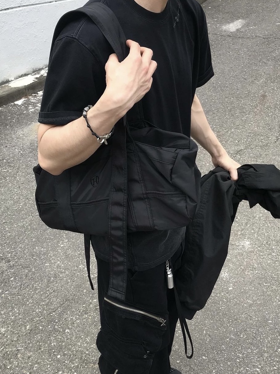 BLR Destroyed Gradation Bleached Short Sleeve T-Shirt Black 착용 스타일