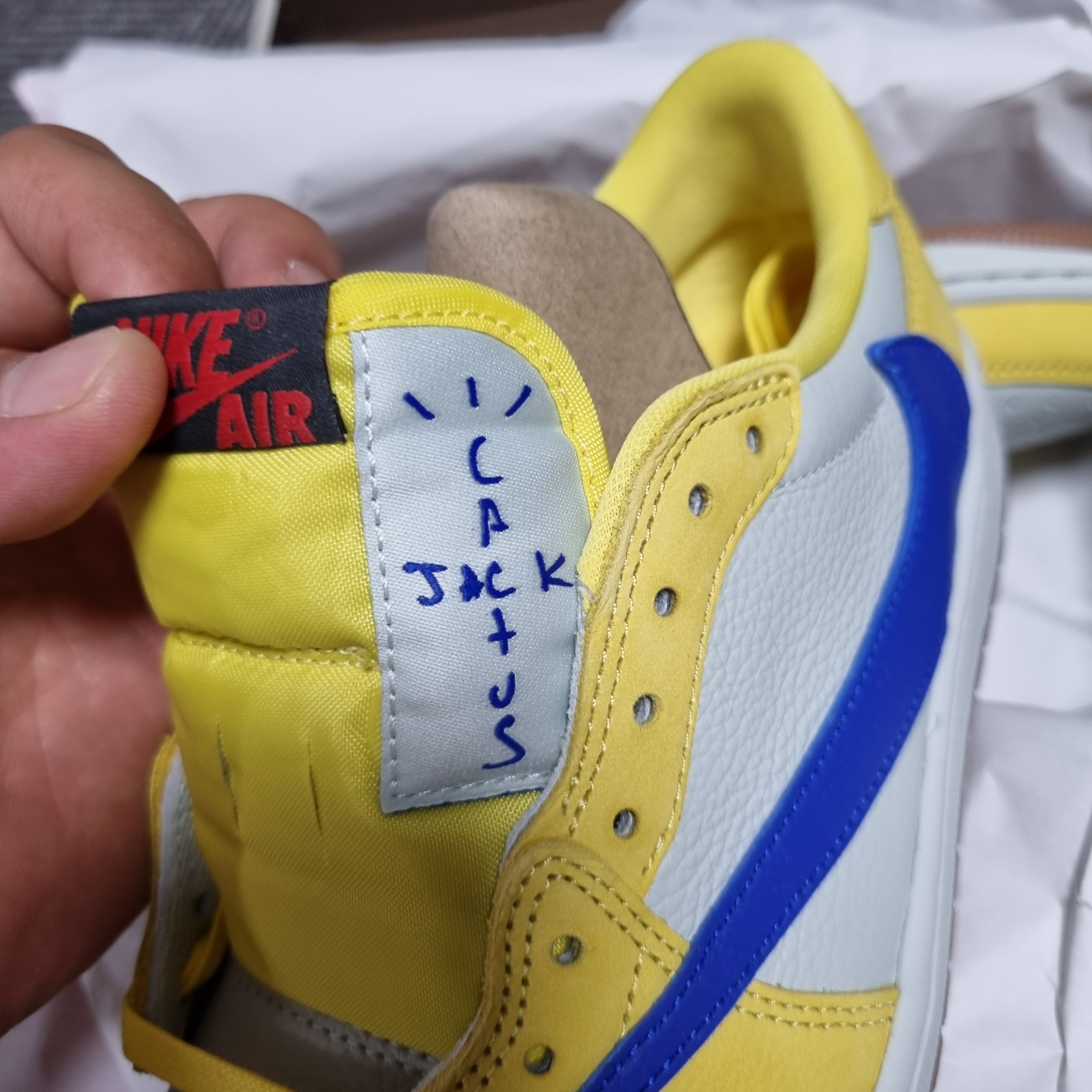 (W) Jordan 1 x Travis Scott Retro Low OG SP Canary 착용 스타일 - 7
