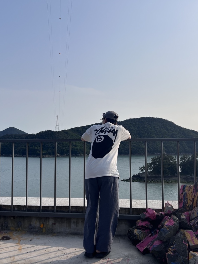 Stussy 8 Ball Pigment Dyed T-Shirt Natural, Gentle Monster x Maison Margiela MM006 Black Black 착용 스타일