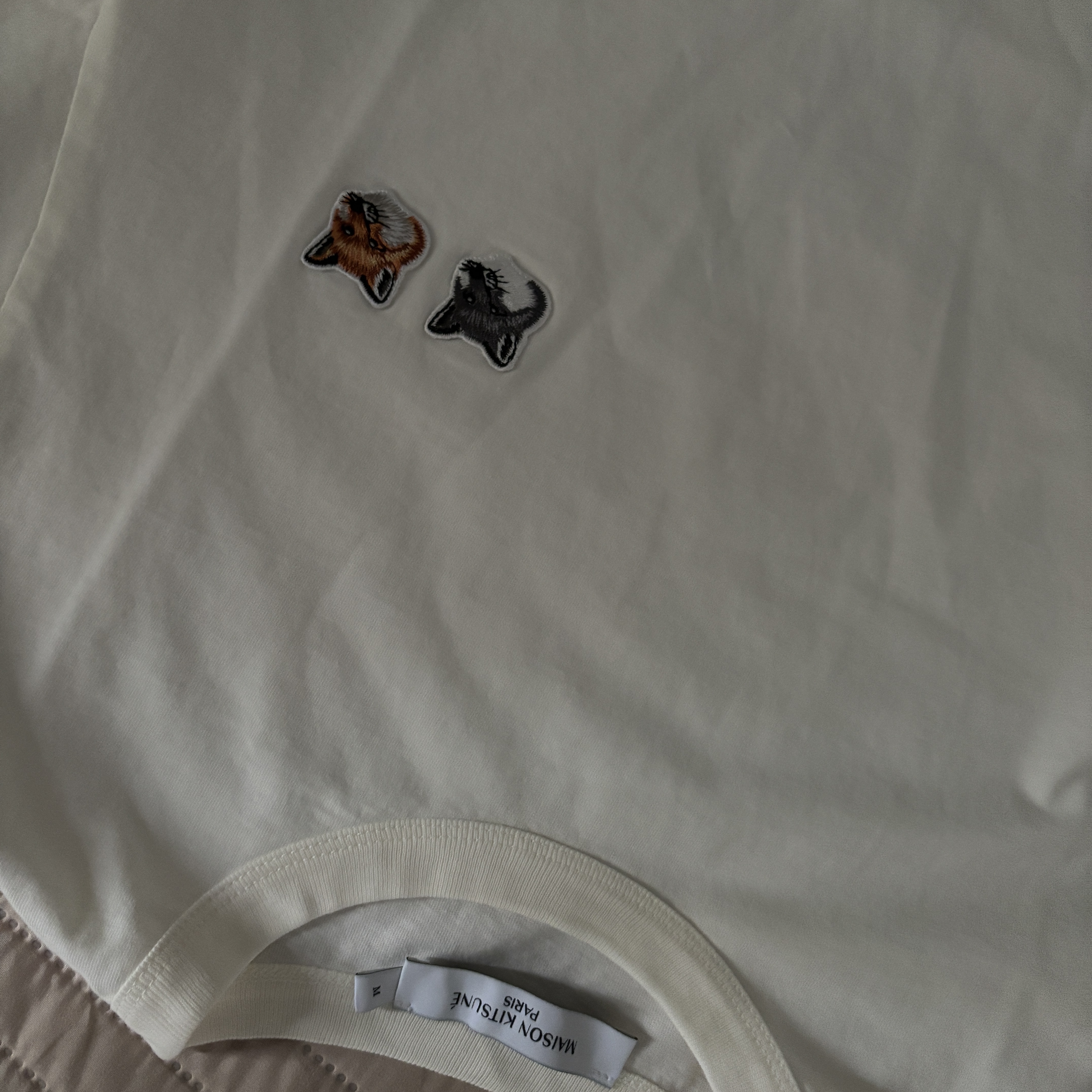 Maison Kitsune Double Fox Head Patch Classic T-Shirt Latte 착용 스타일