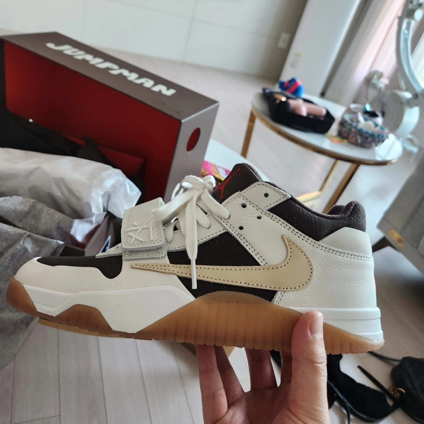 Jordan x Travis Scott Jumpman Jack TR Sail and Dark Mocha 착용 스타일 - 2