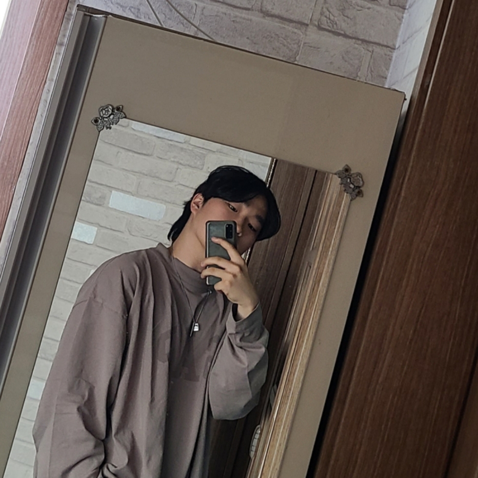 Yeezy Gap Engineered By Balenciaga Dove Long Sleeve T-Shirt Beige 착용 스타일