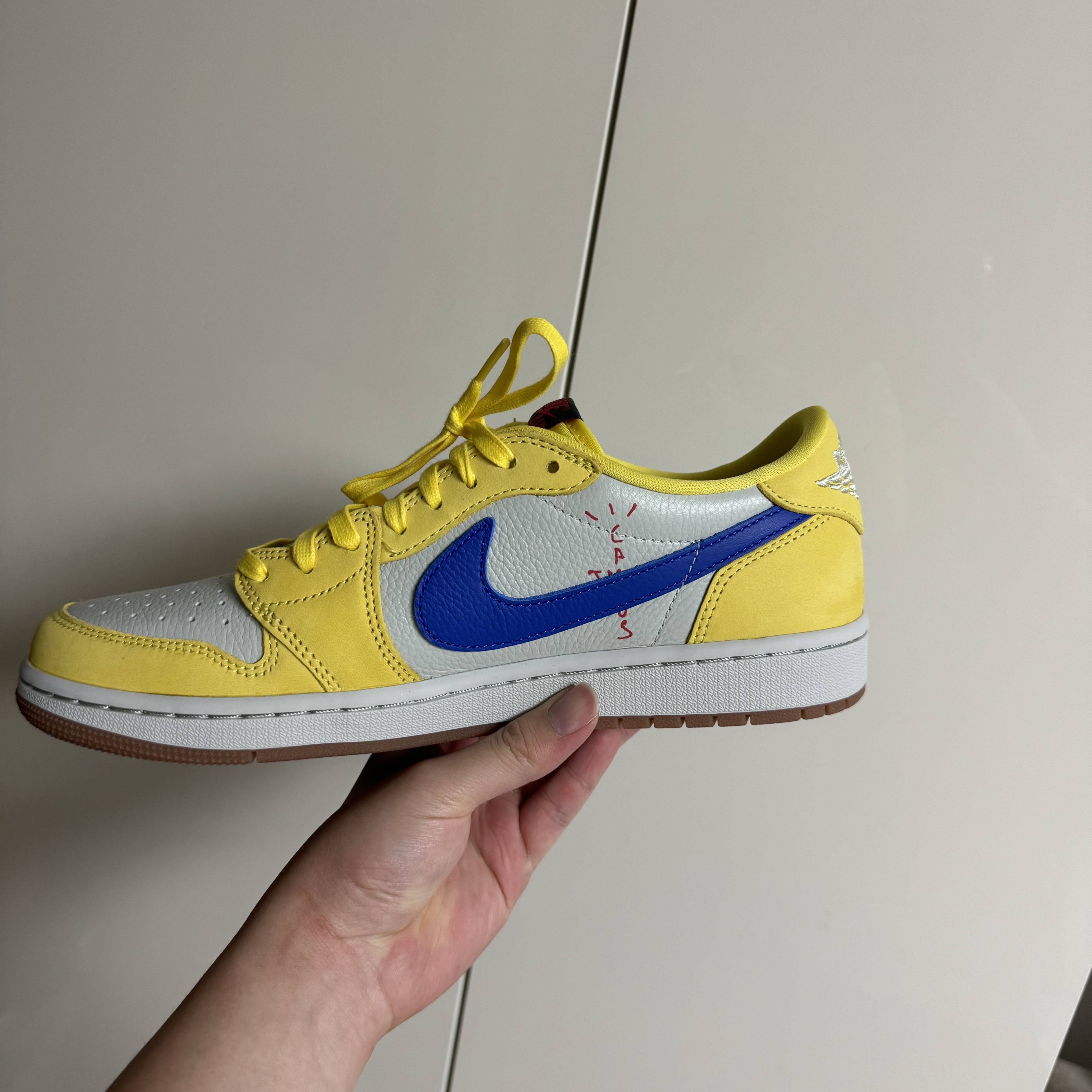 (W) Jordan 1 x Travis Scott Retro Low OG SP Canary 착용 스타일 - 1