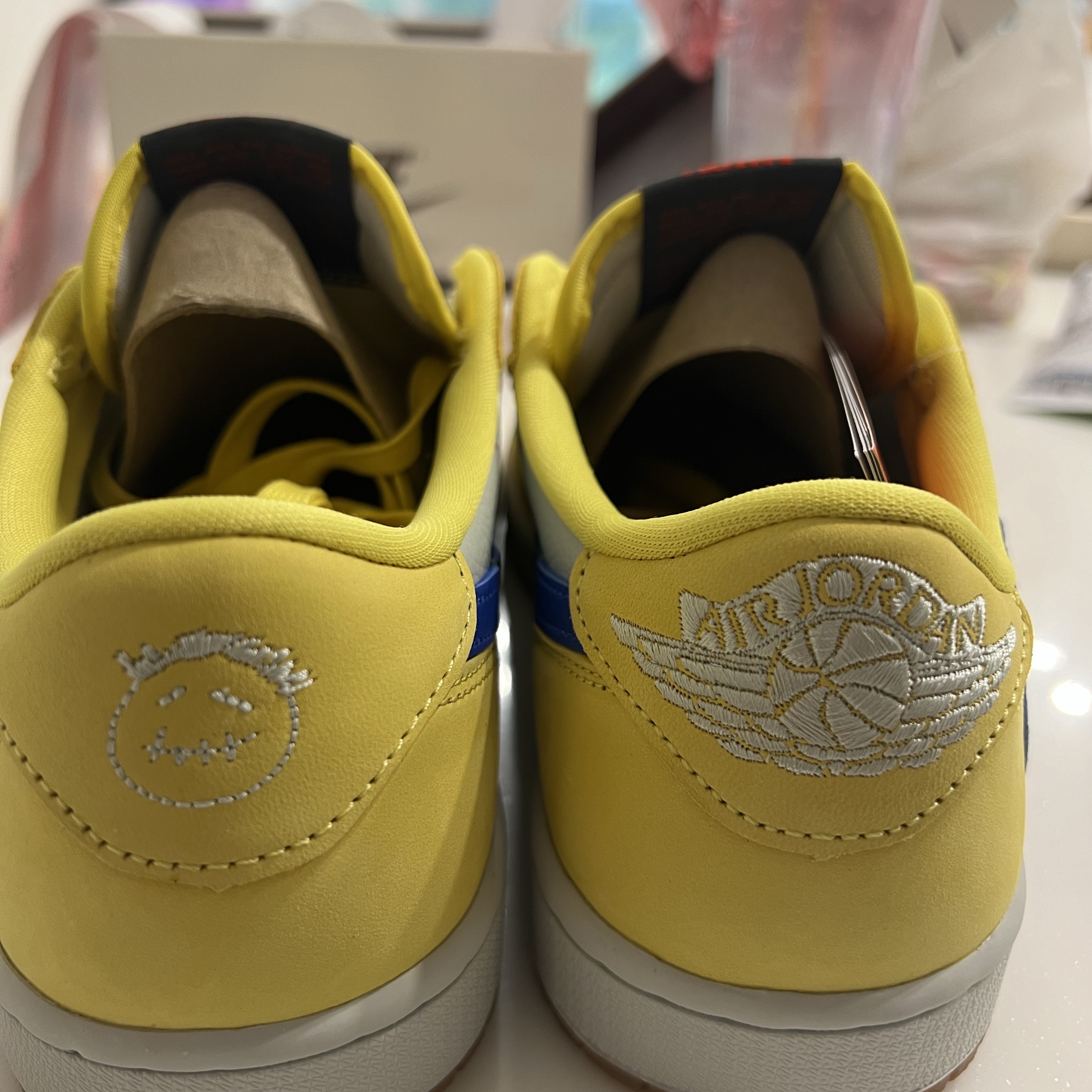 (W) Jordan 1 x Travis Scott Retro Low OG SP Canary 착용 스타일 - 3