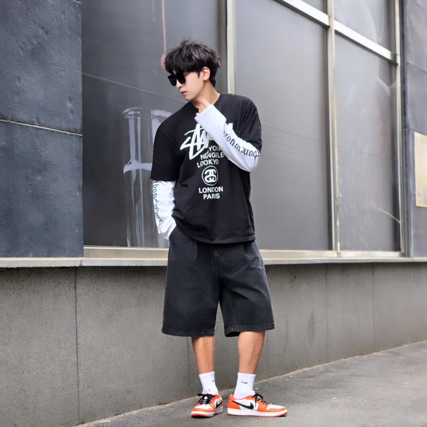 Stussy World Tour T-Shirt Black 2024,2025, Stussy World Tour T-Shirt Black 2023 착용 스타일 - 1