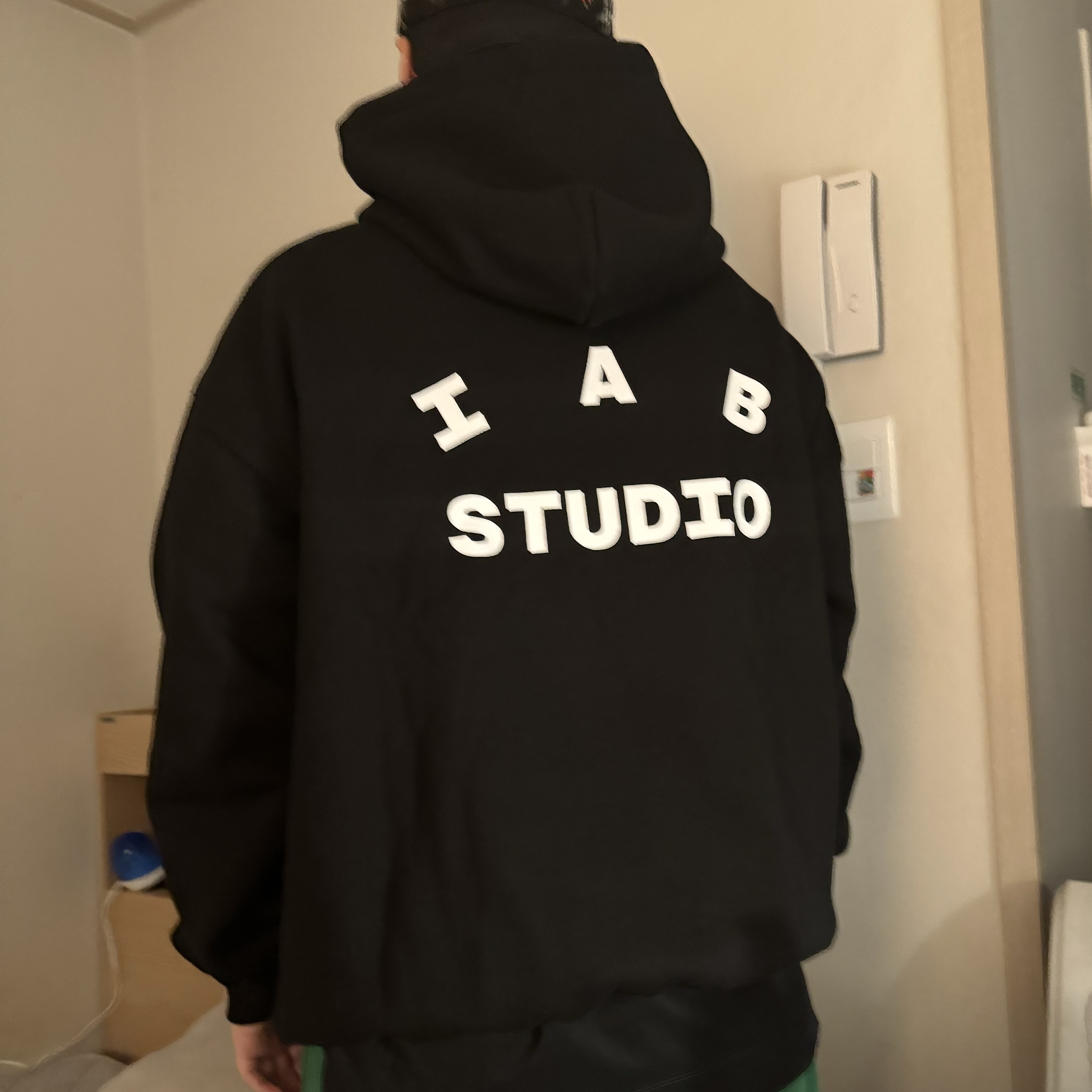 IAB Studio Hoodie Black 착용 스타일