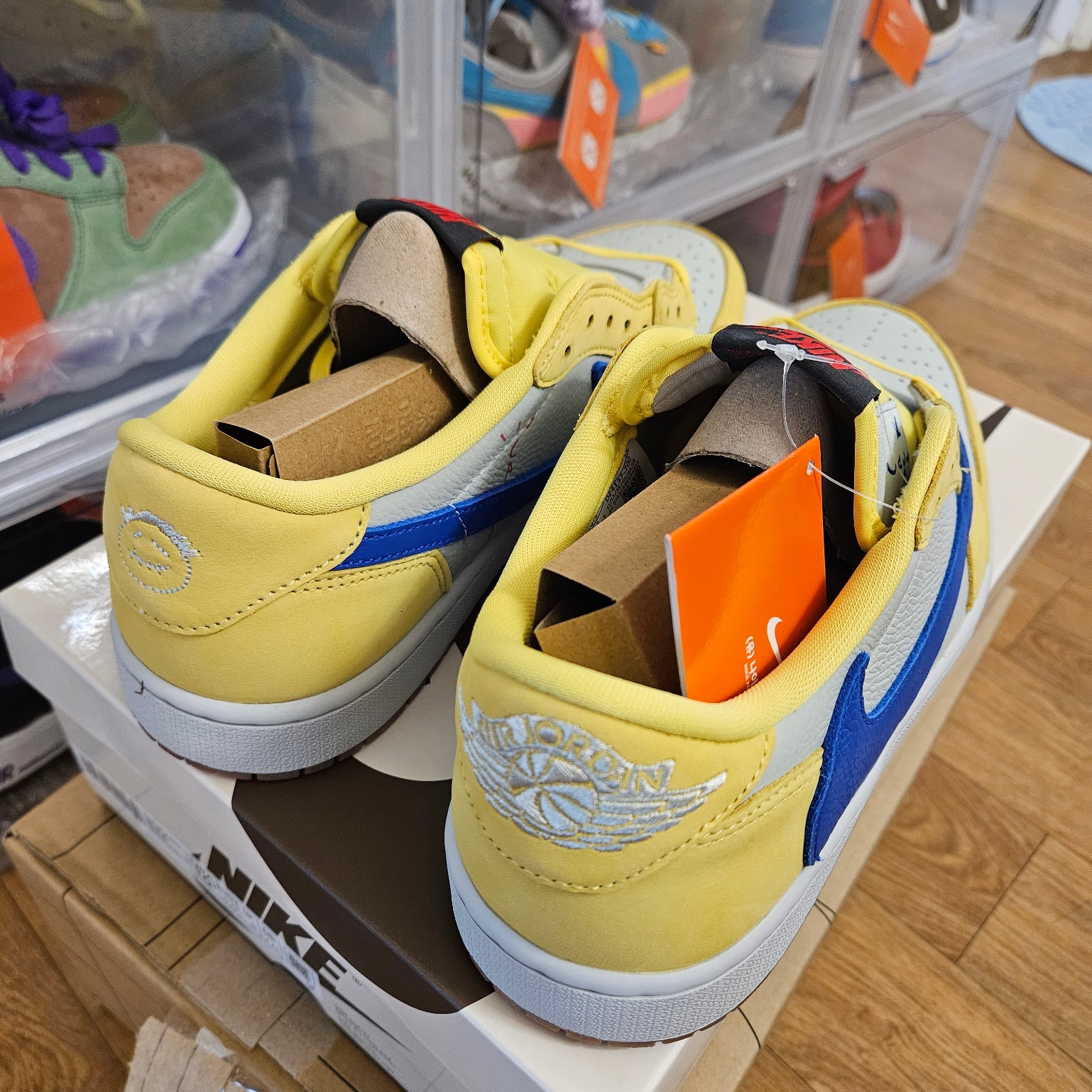 (W) Jordan 1 x Travis Scott Retro Low OG SP Canary 착용 스타일 - 4