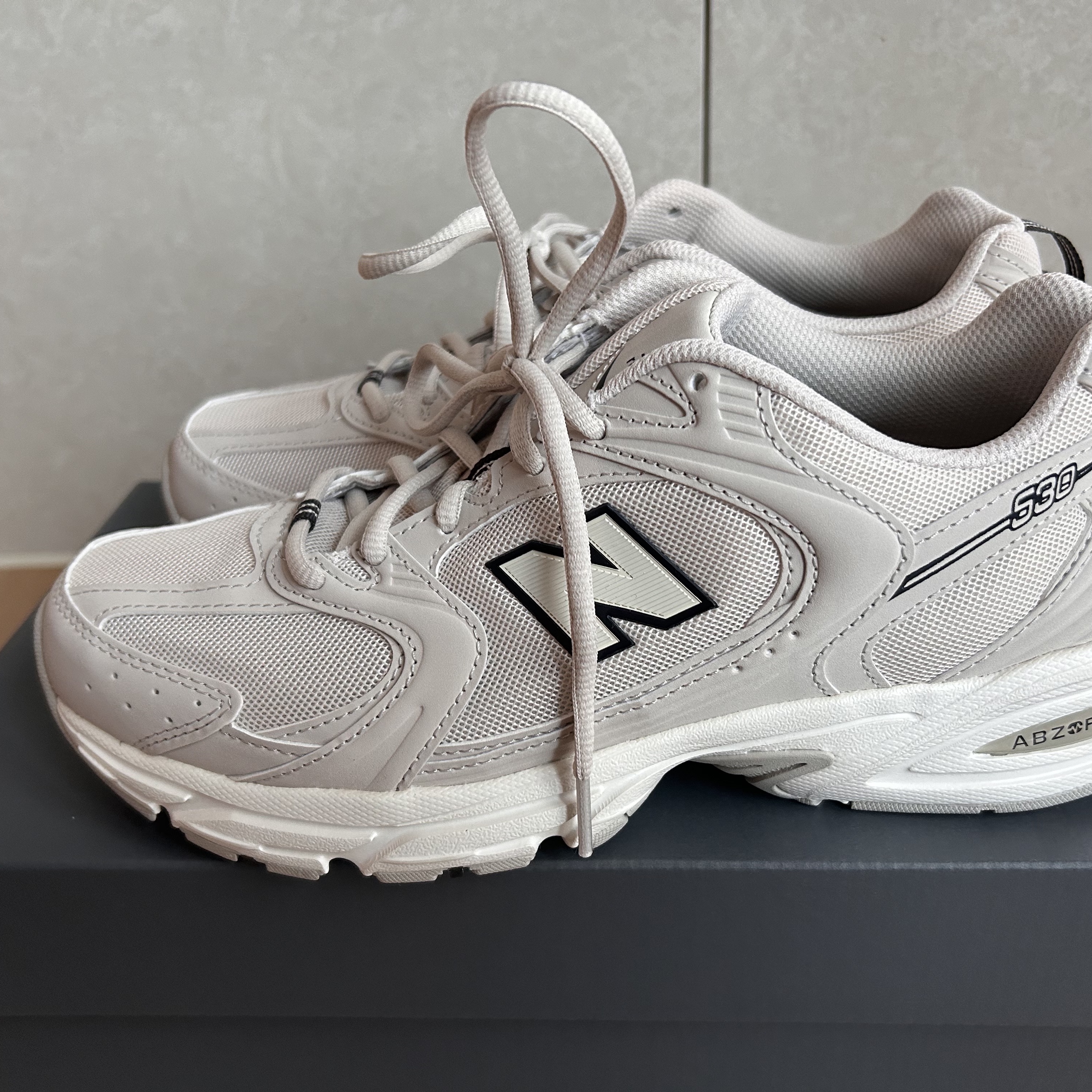 New Balance 530 Ivory 착용 스타일 - 1