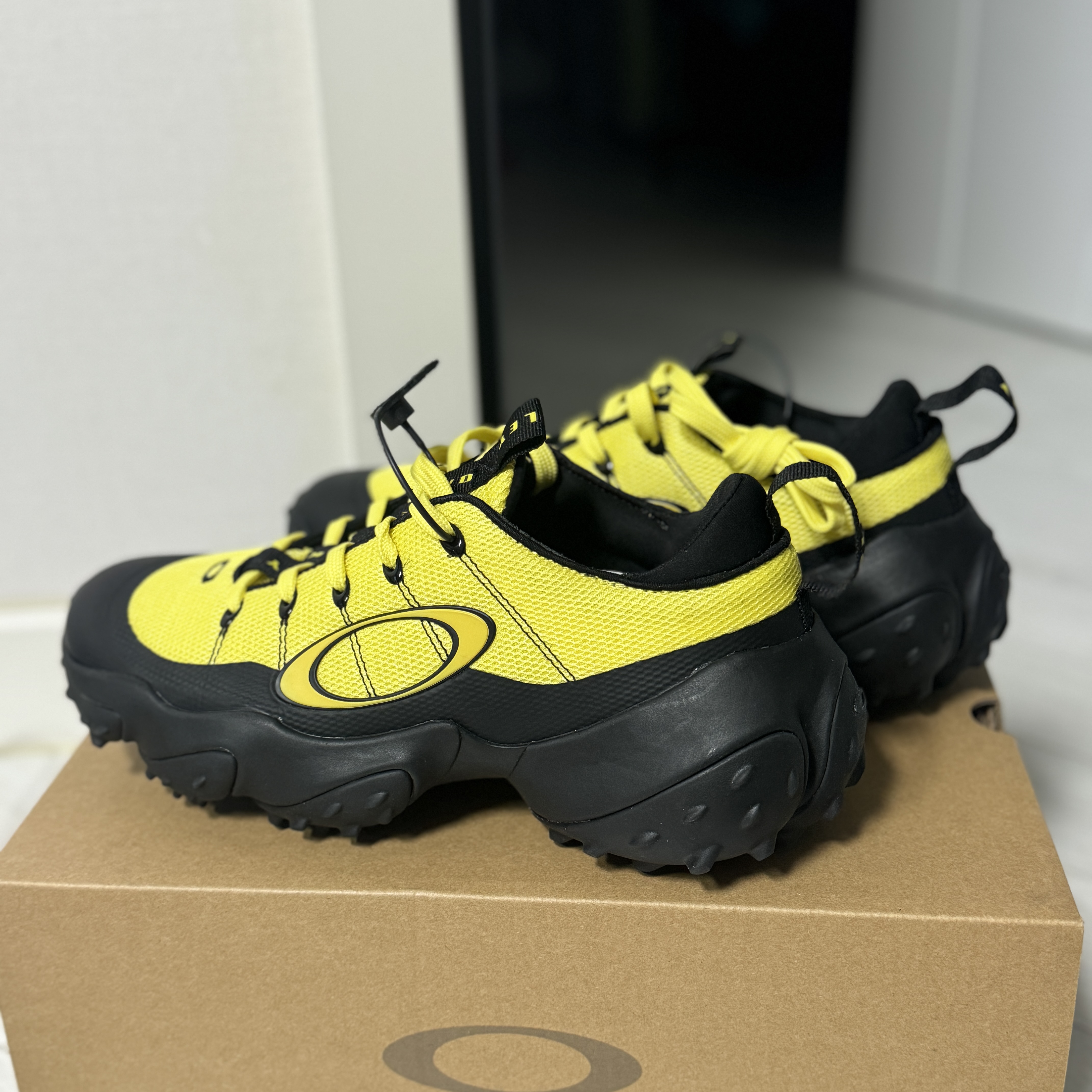 Oakley Edge Flex Citrus Yellow 착용 스타일 - 2