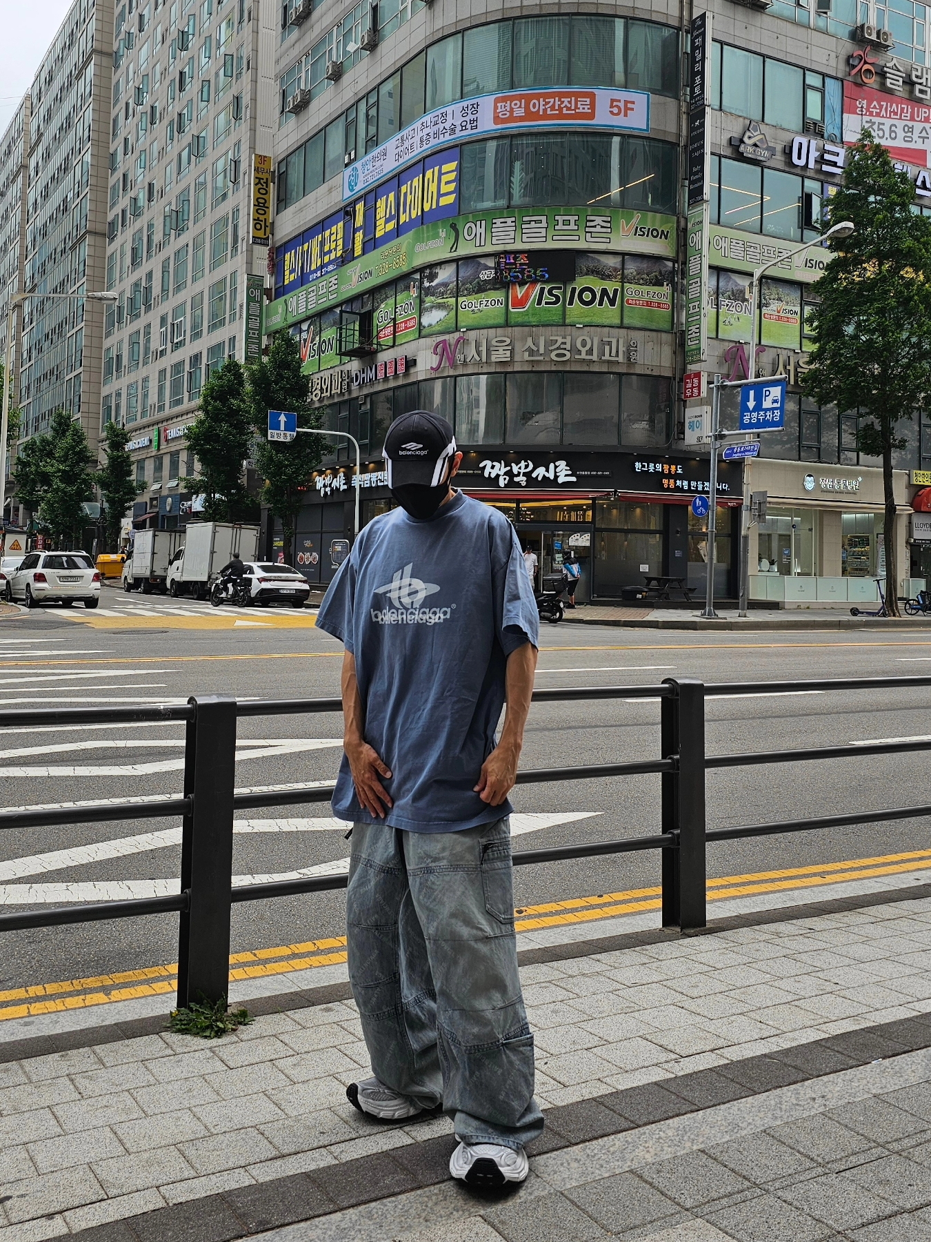Balenciaga Bal Diagonal Allover Cargo Pants Light Blue, Balenciaga 10XL Sneakers White Grey Silver Black 착용 스타일 - 1