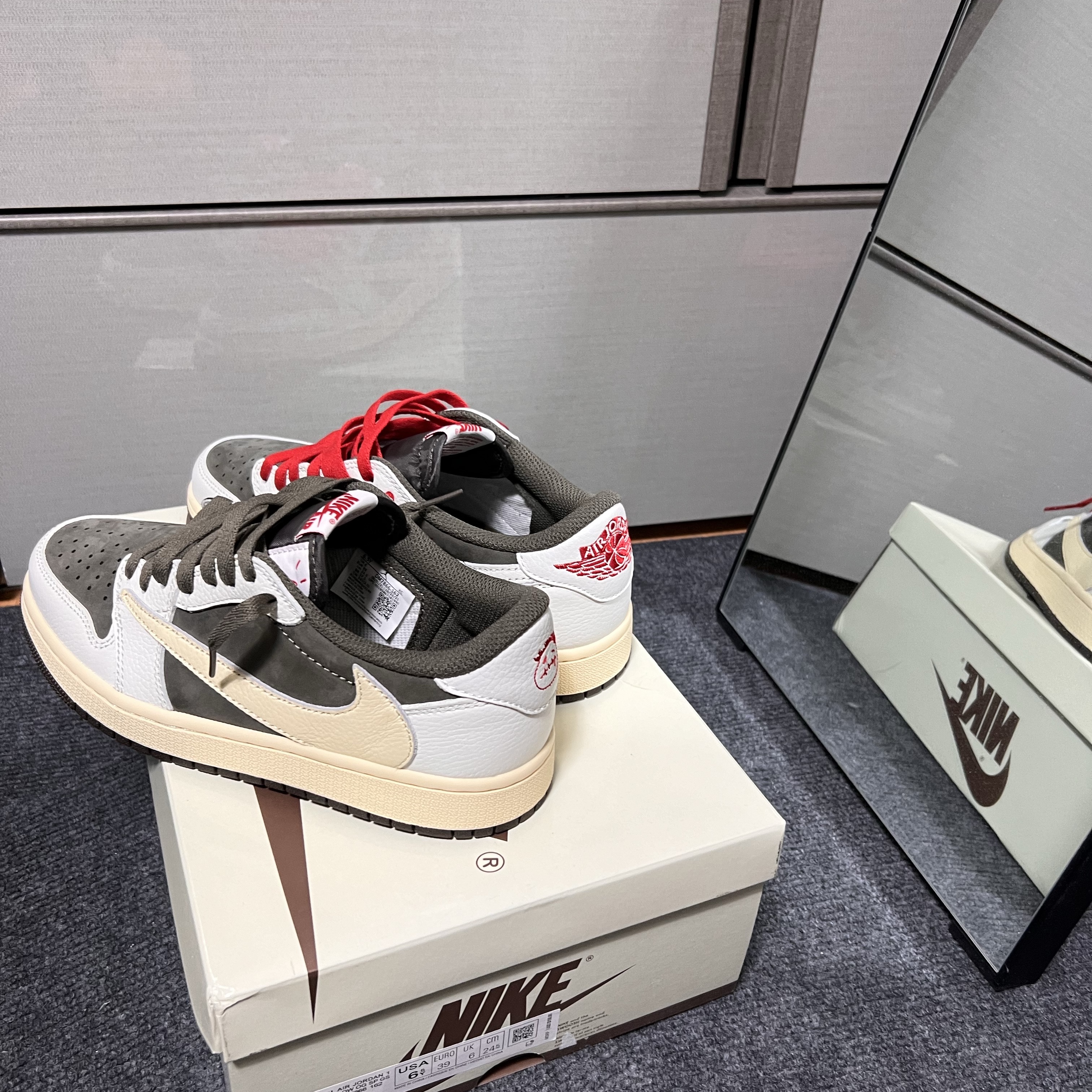 Jordan 1 x Travis Scott Retro Low OG SP Sail and Ridgerock 착용 스타일 - 3