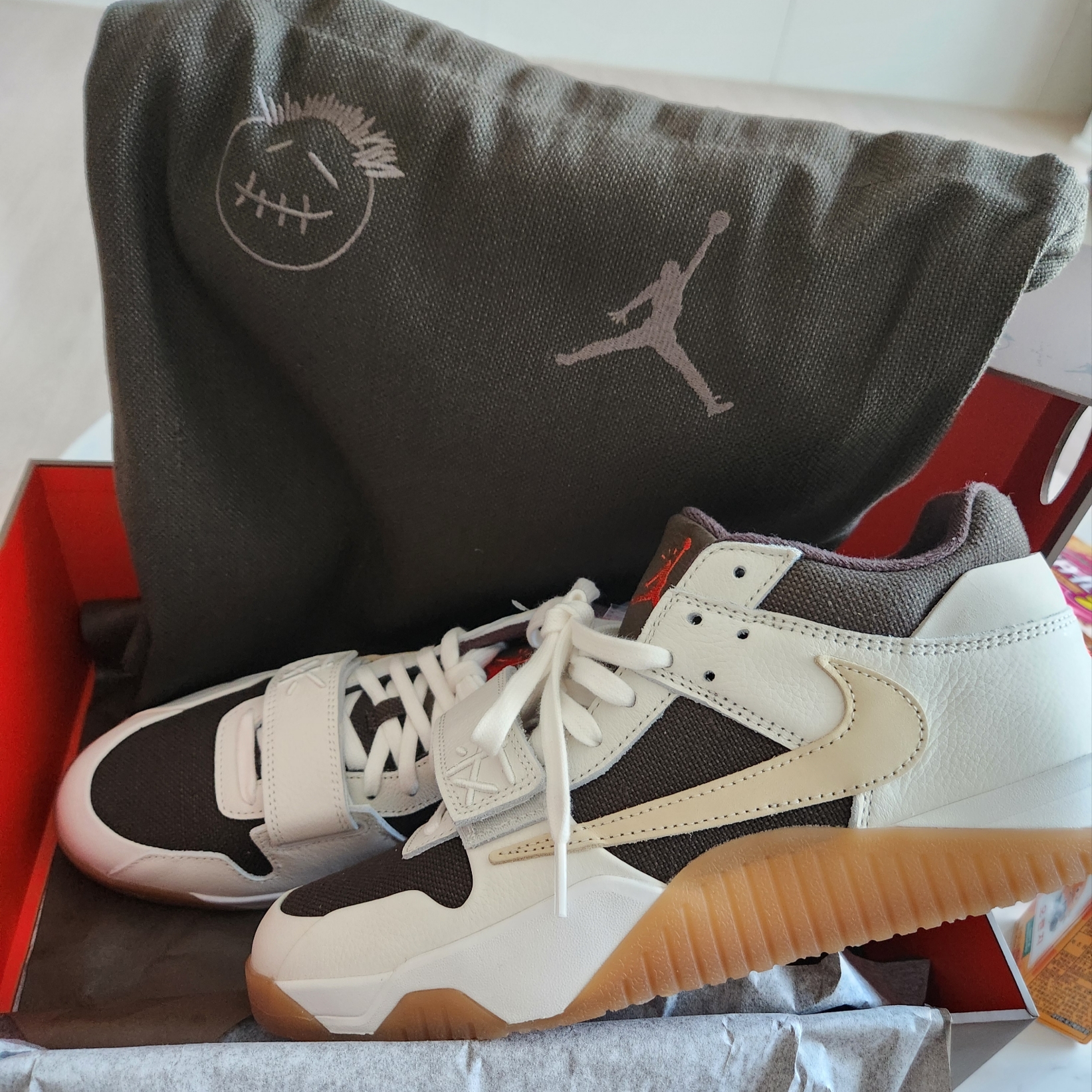 Jordan x Travis Scott Jumpman Jack TR Sail and Dark Mocha 착용 스타일 - 1
