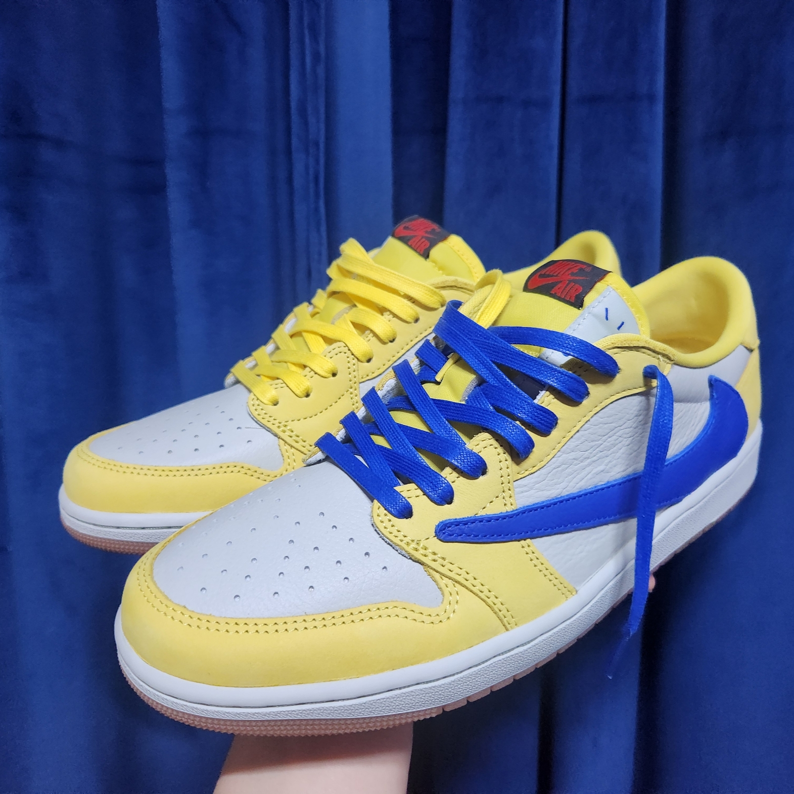 (W) Jordan 1 x Travis Scott Retro Low OG SP Canary 착용 스타일 - 3