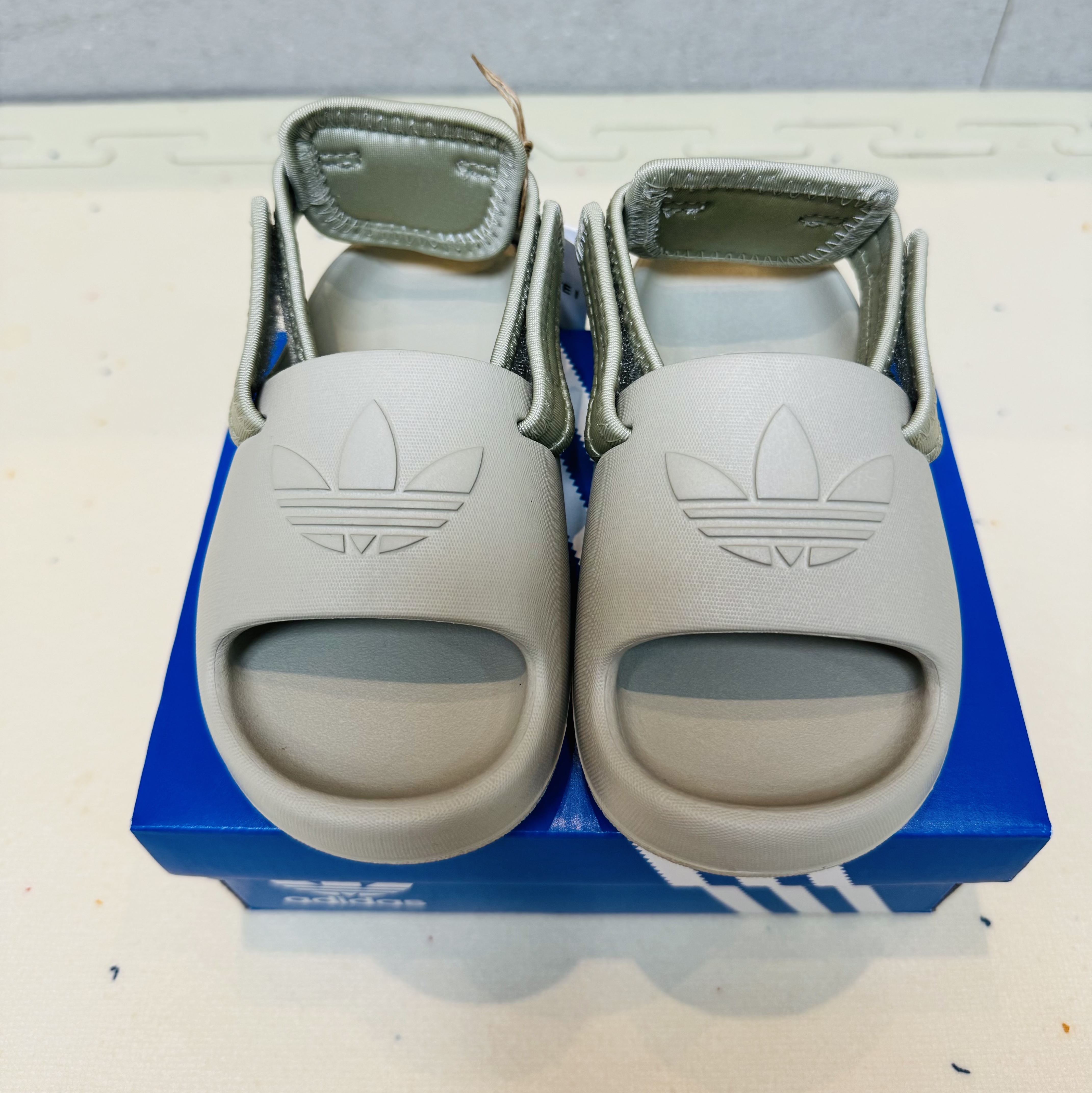 (J) Adidas Adifom Adilette Slides Putty Grey 착용 스타일 - 1