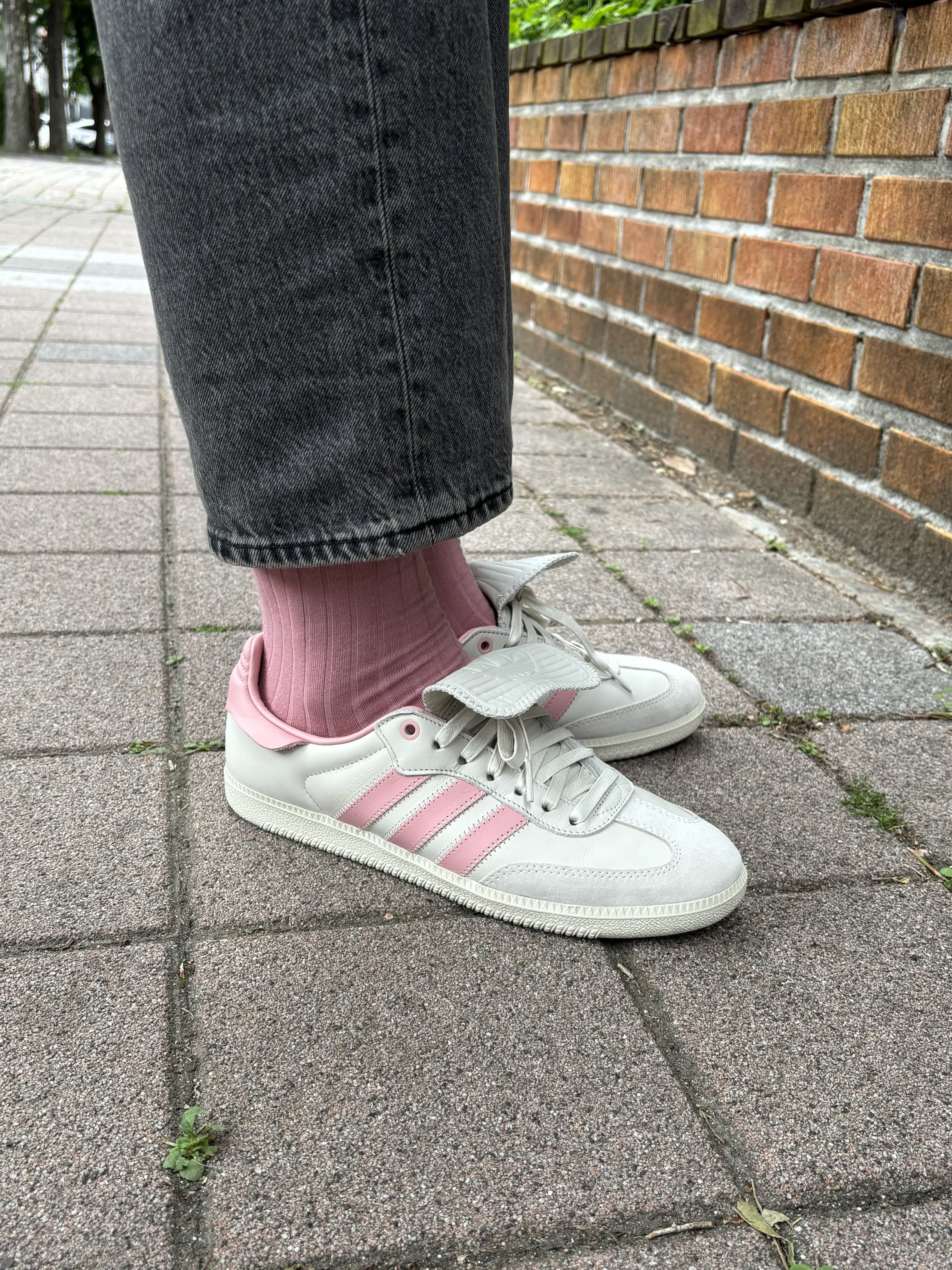 Adidas x Pharrell Williams Humanrace Samba Aluminium Wonder Mauve 착용 스타일 - 2
