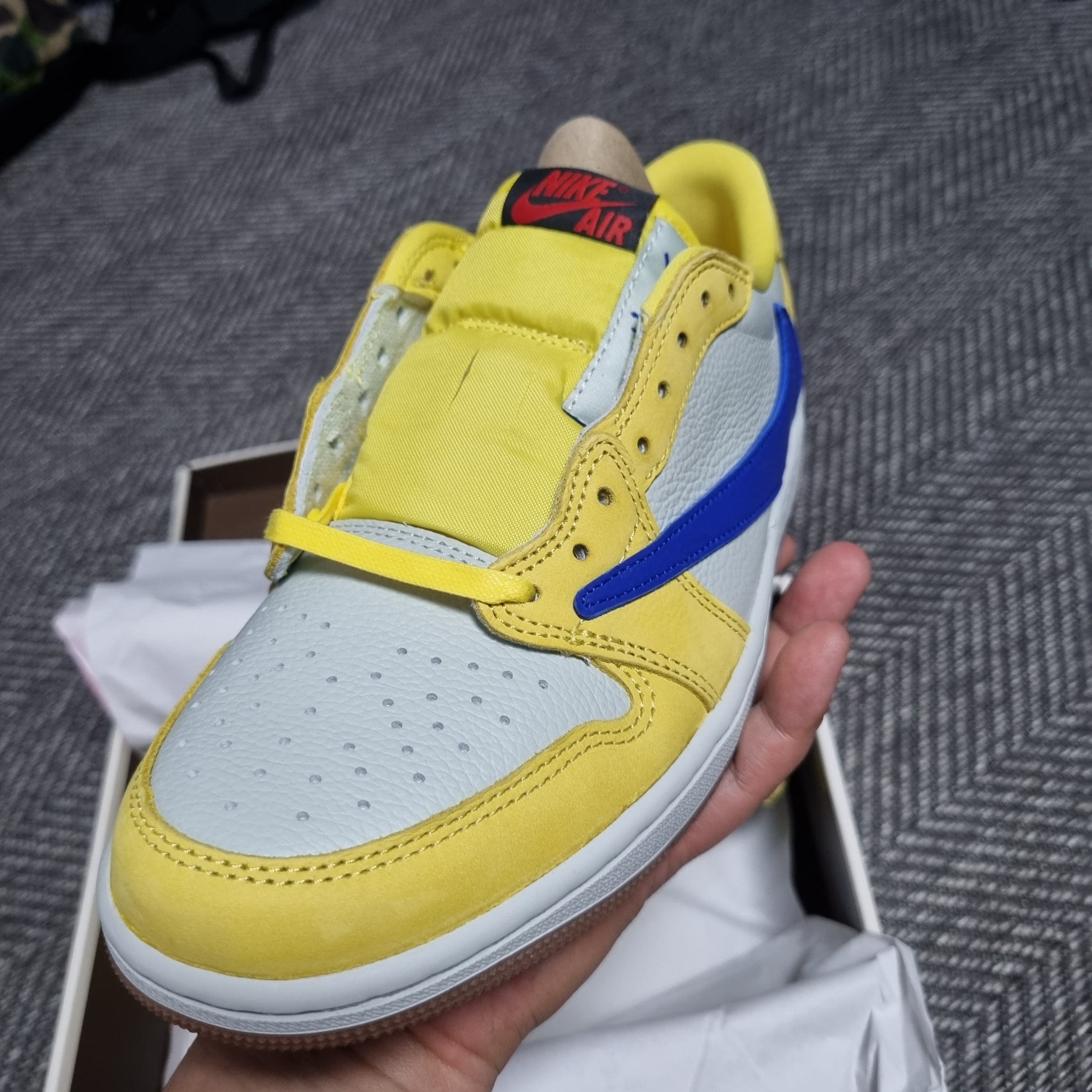 (W) Jordan 1 x Travis Scott Retro Low OG SP Canary 착용 스타일 - 2