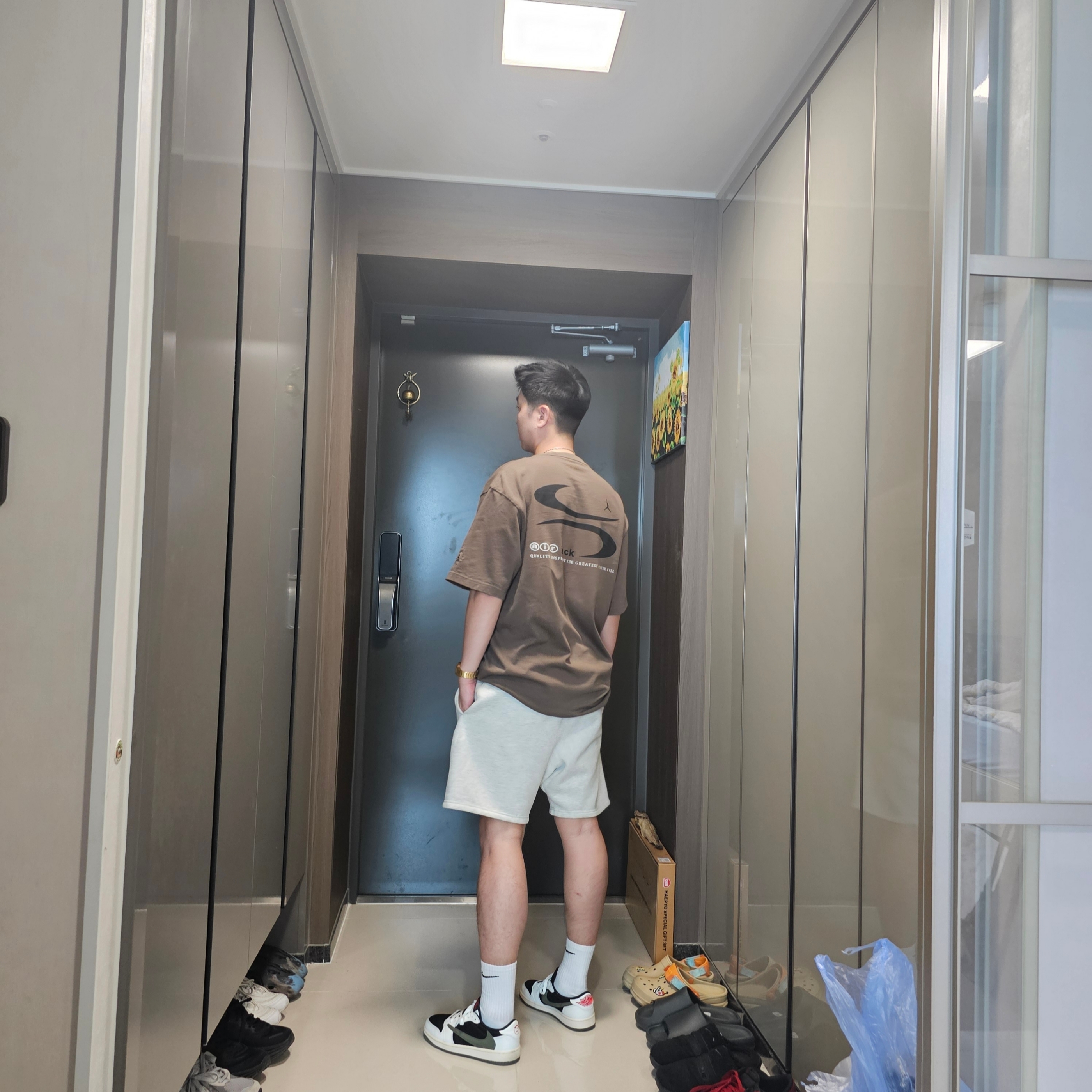 (W) Jordan 1 x Travis Scott Retro Low OG SP Medium Olive, Essentials The Core Collection Sweatshorts Oatmeal 착용 스타일 - 4
