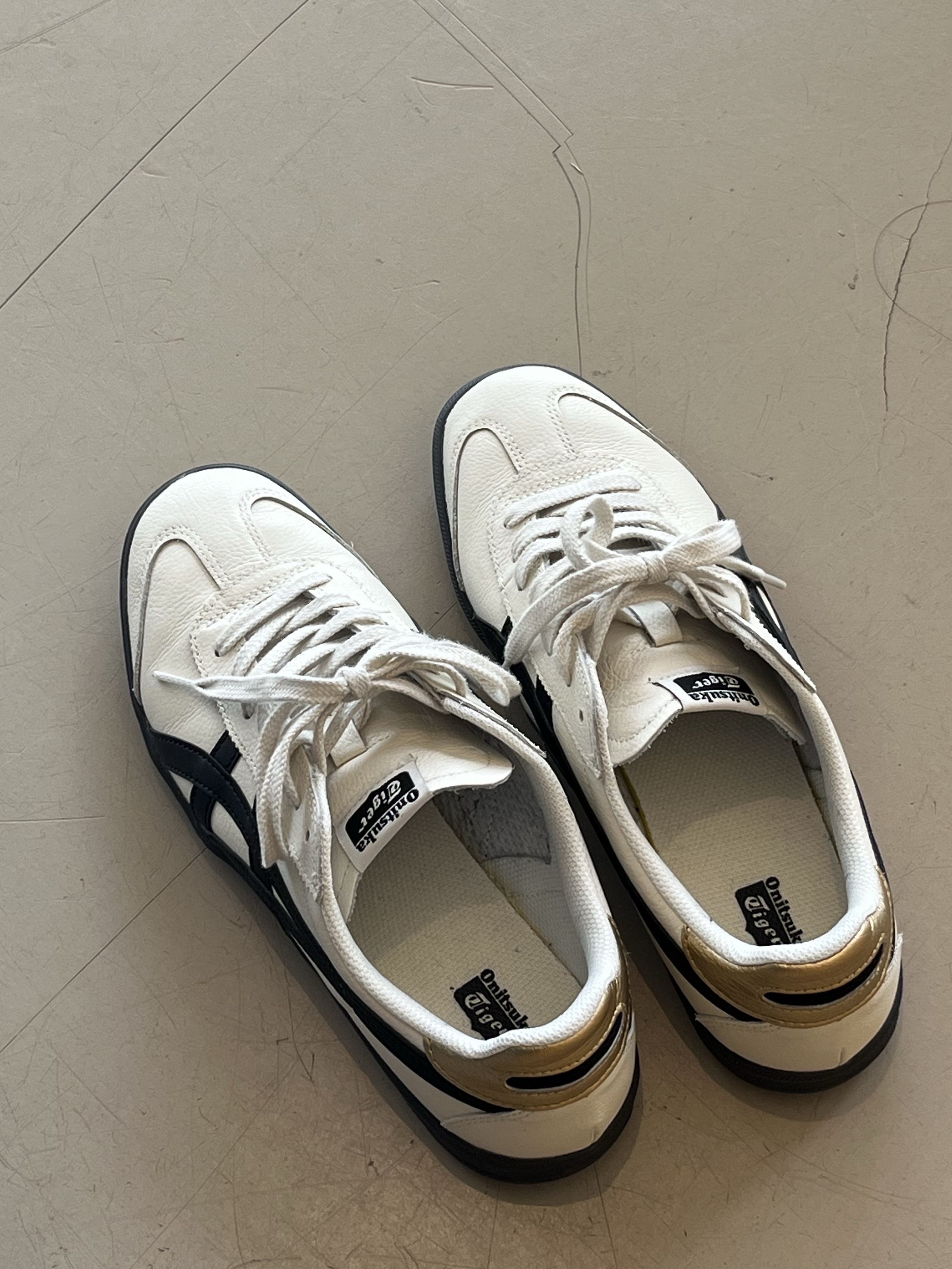 Onitsuka Tiger Tokuten White Black 착용 스타일 - 3