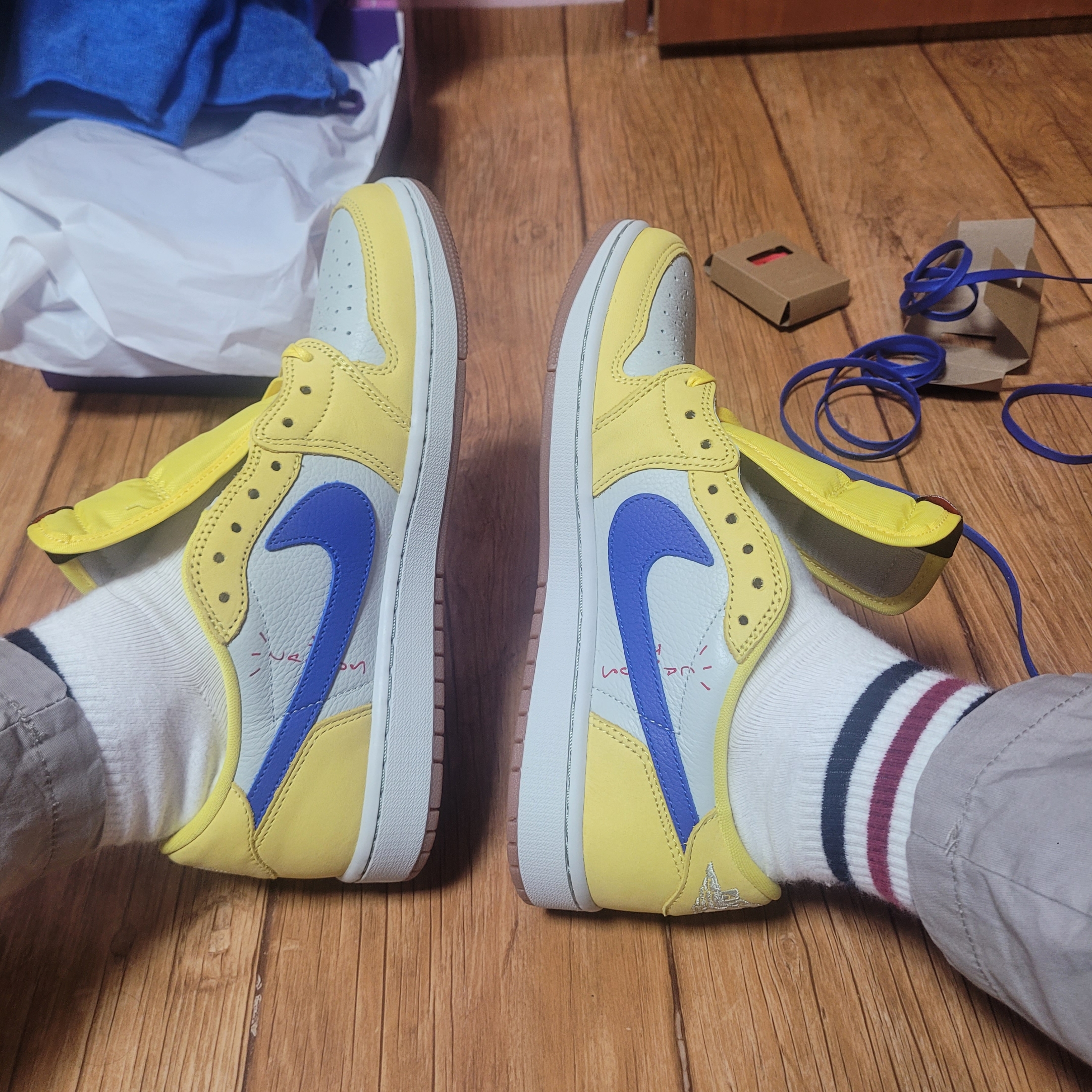 (W) Jordan 1 x Travis Scott Retro Low OG SP Canary 착용 스타일 - 2