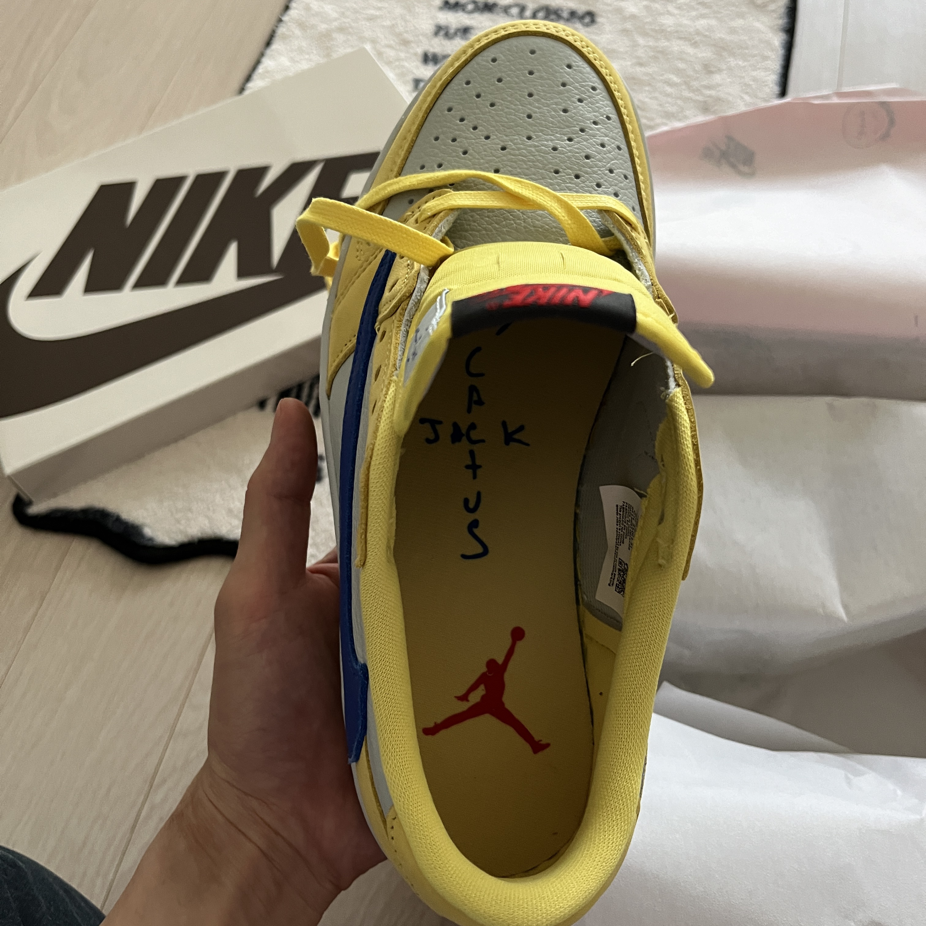 (W) Jordan 1 x Travis Scott Retro Low OG SP Canary, Nike x Sacai LDWaffle White Nylon 착용 스타일 - 1