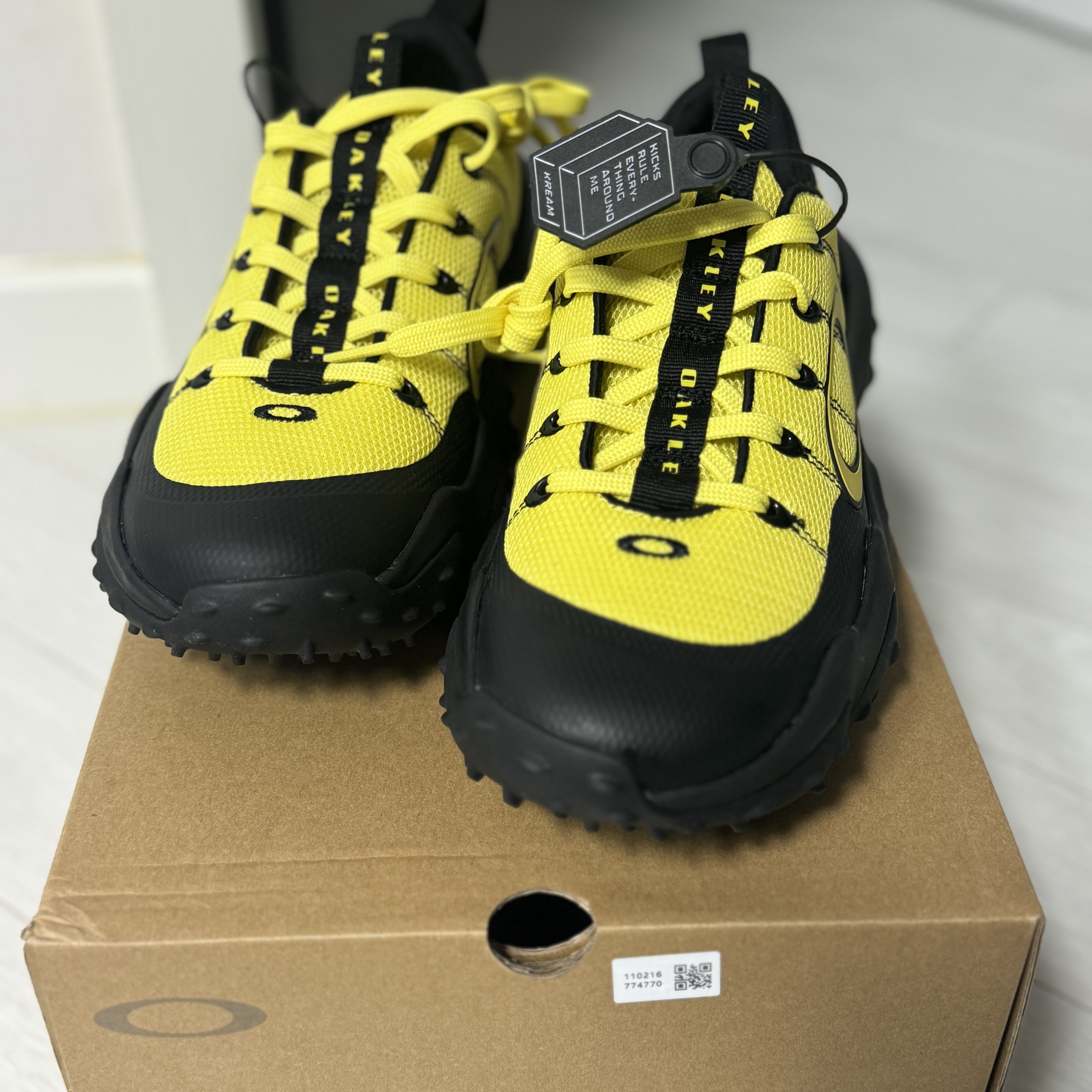 Oakley Edge Flex Citrus Yellow 착용 스타일 - 1