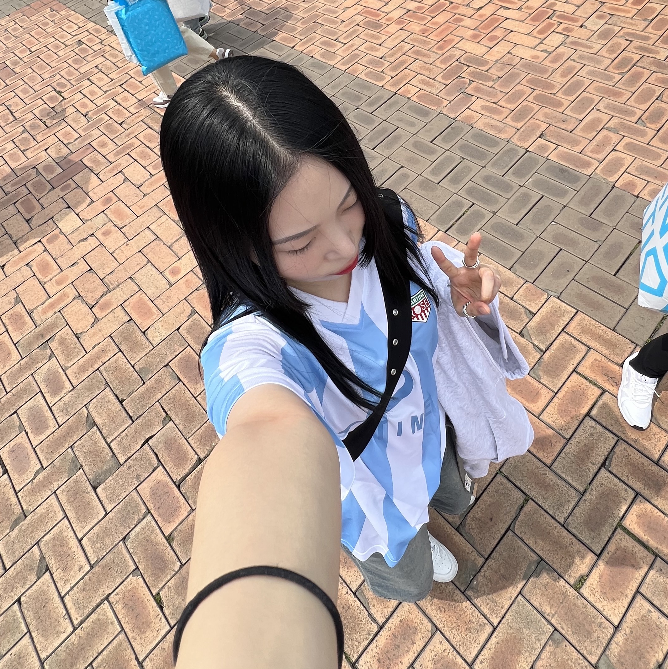 Martine Rose Twist Short Sleeve Football Top White Light Blue Stripe Print 착용 스타일