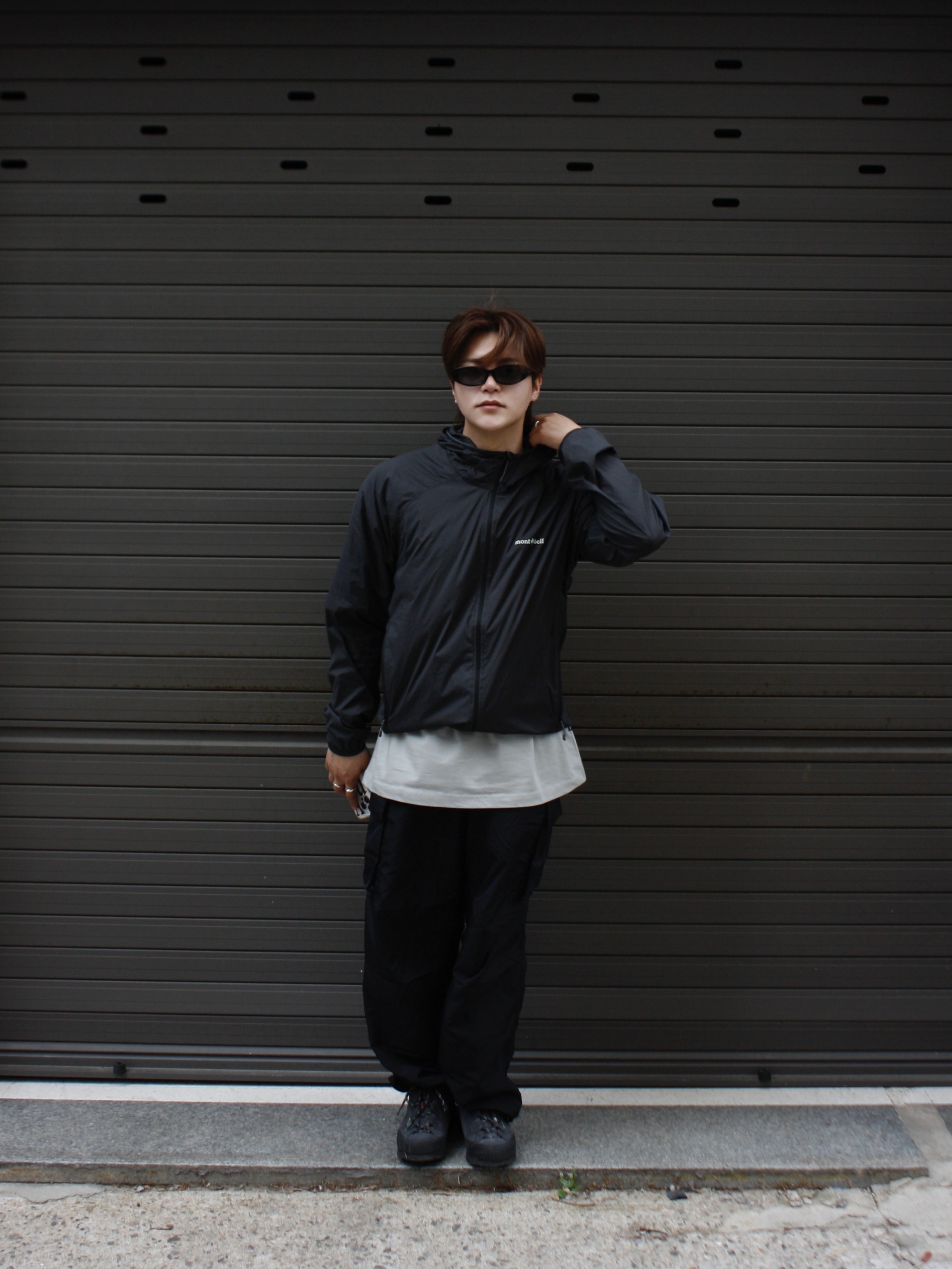 Montbell U.L. Stretch Wind Hooded Jacket Dark Gray, Montbell Crag Hopper Leather Gunmetal 착용 스타일 - 1