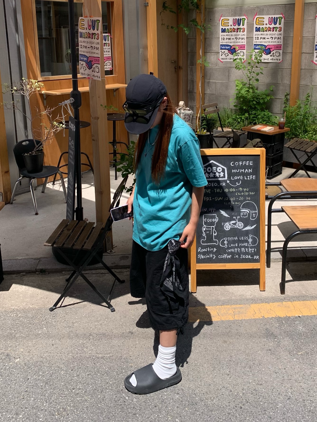 Stussy Tough Gear T-Shirt Ocean, Adidas Yeezy Slide Onyx 착용 스타일 - 1