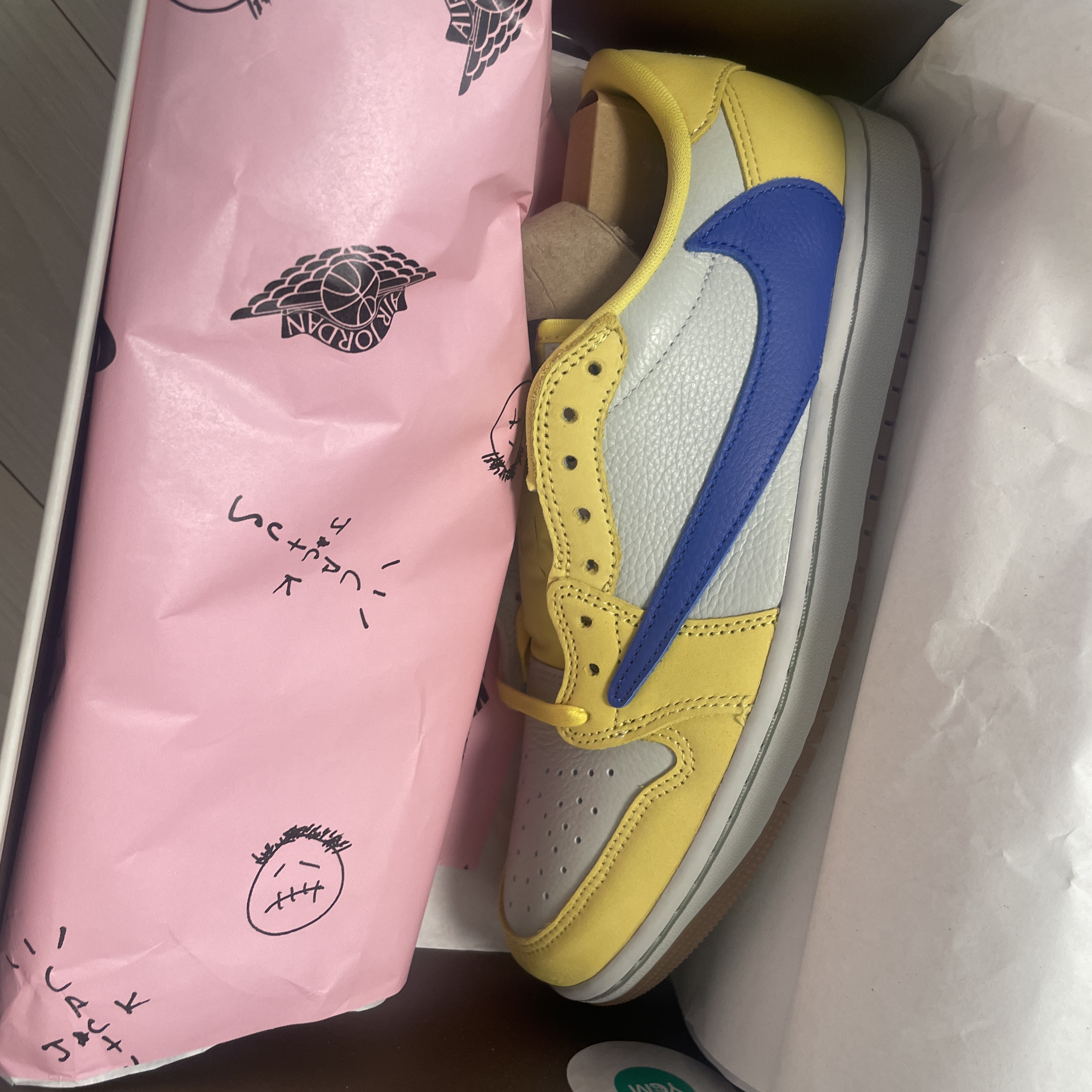 (W) Jordan 1 x Travis Scott Retro Low OG SP Canary 착용 스타일 - 3