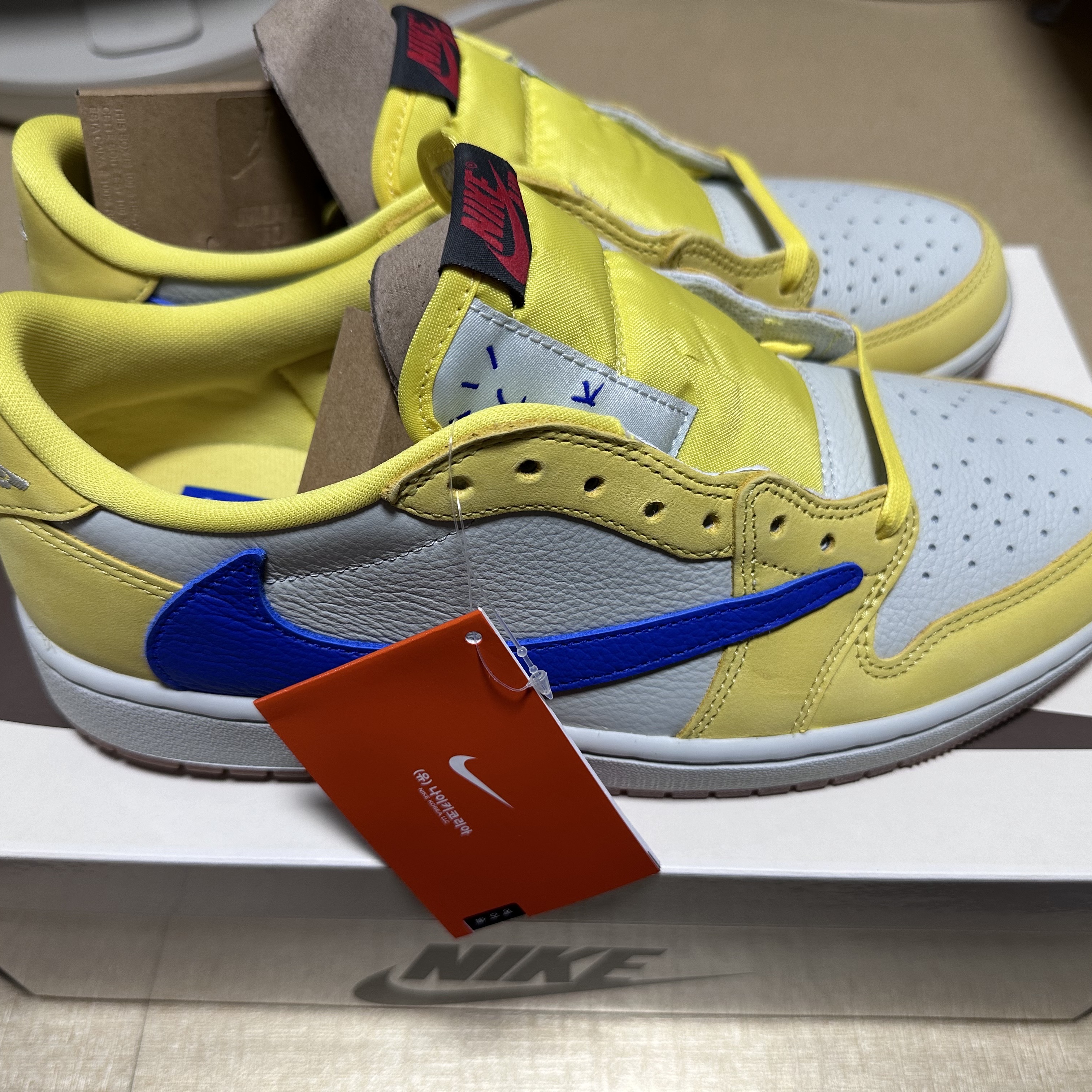 (W) Jordan 1 x Travis Scott Retro Low OG SP Canary 착용 스타일 - 2