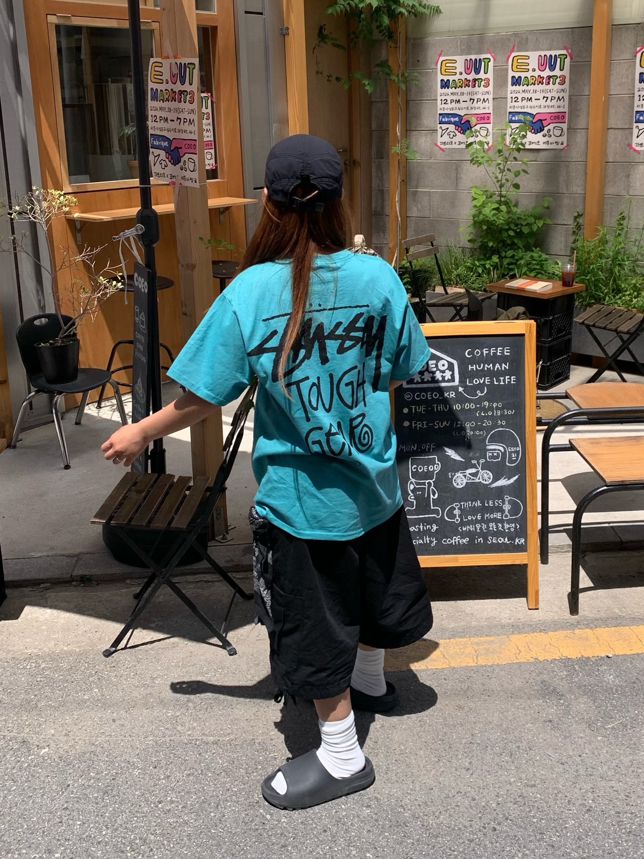 Stussy Tough Gear T-Shirt Ocean, Adidas Yeezy Slide Onyx 착용 스타일