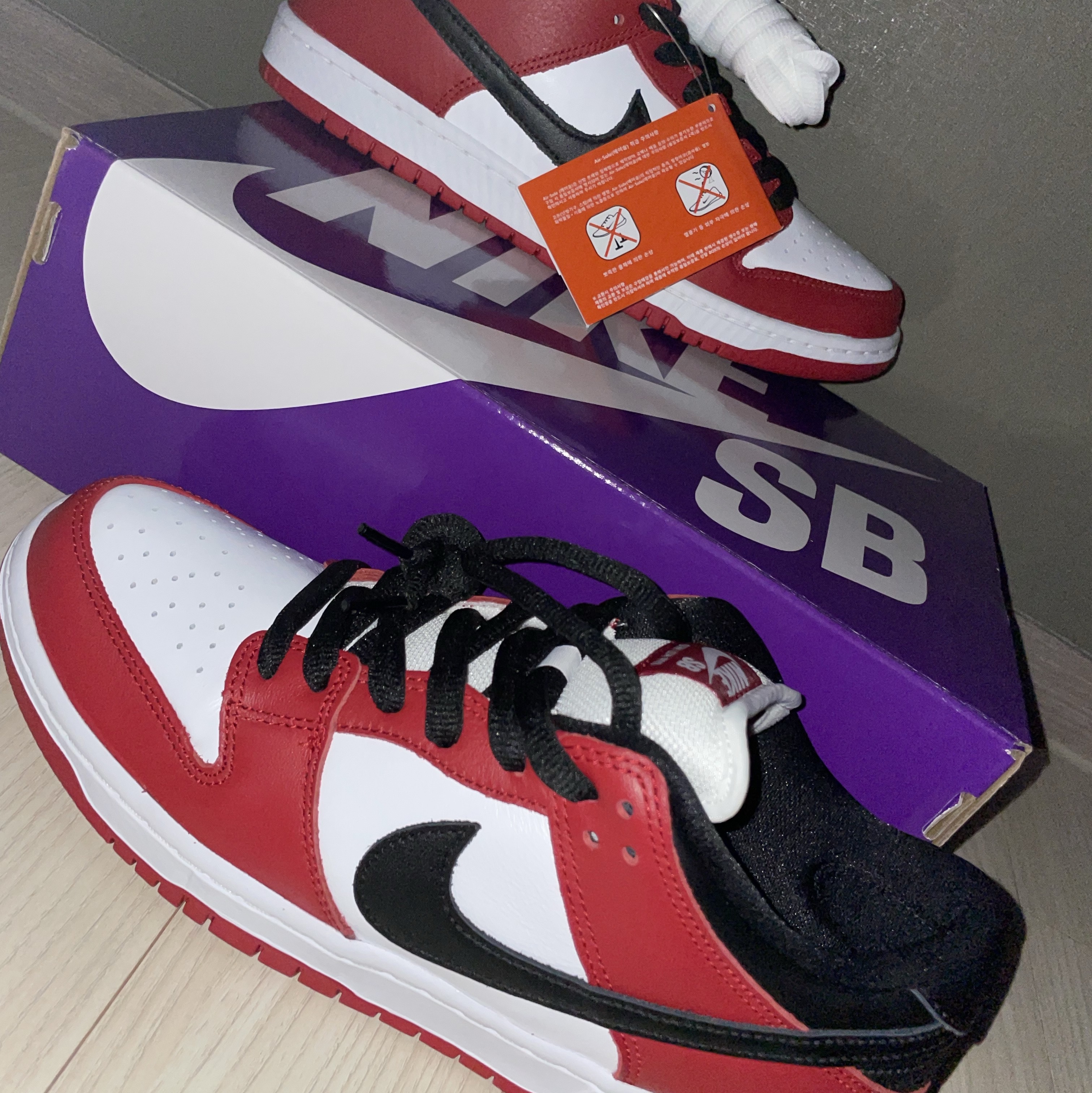 Nike SB Dunk Low Pro Chicago, Play Comme des Garcons Red Heart T-Shirt Black 착용 스타일 - 3