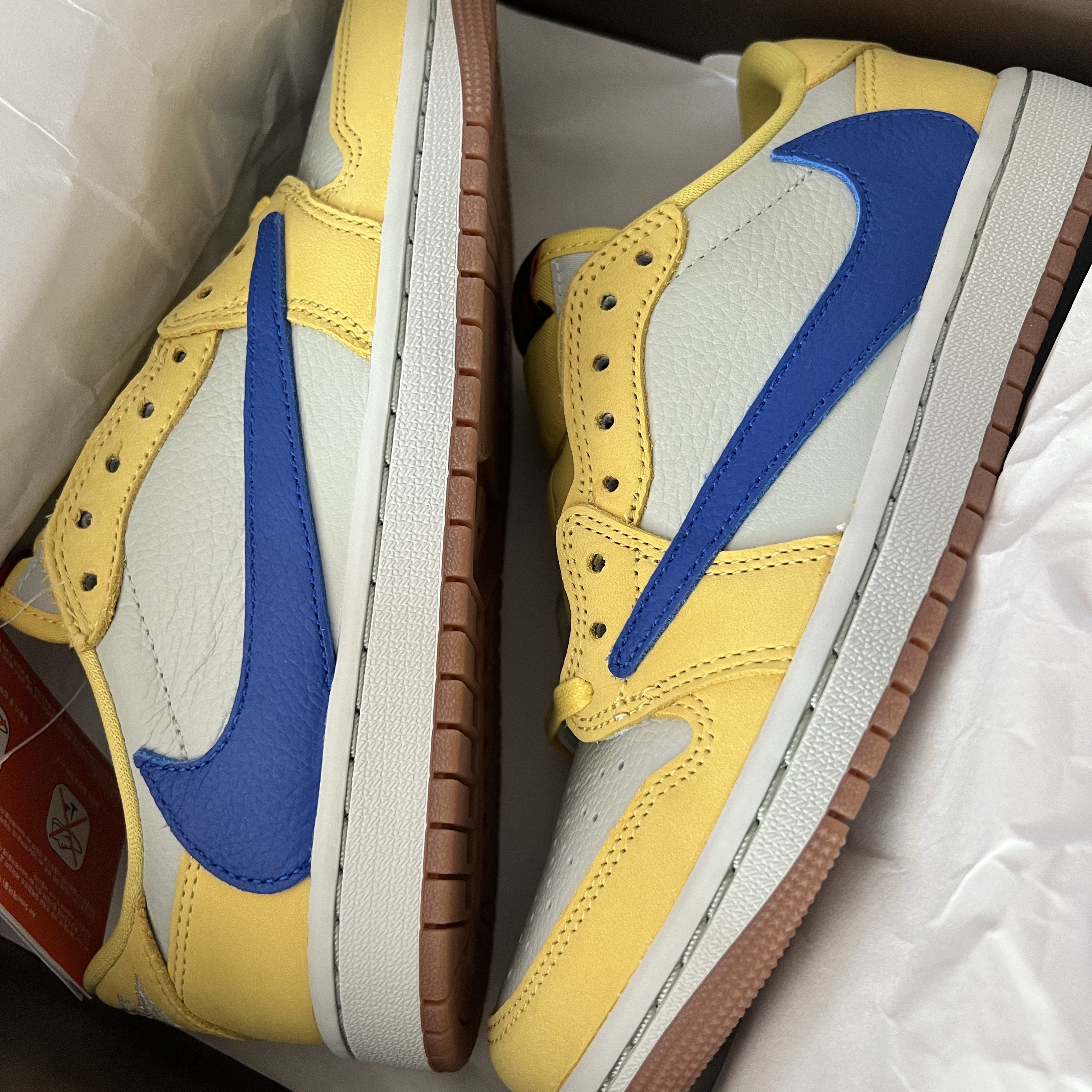 (W) Jordan 1 x Travis Scott Retro Low OG SP Canary 착용 스타일 - 1