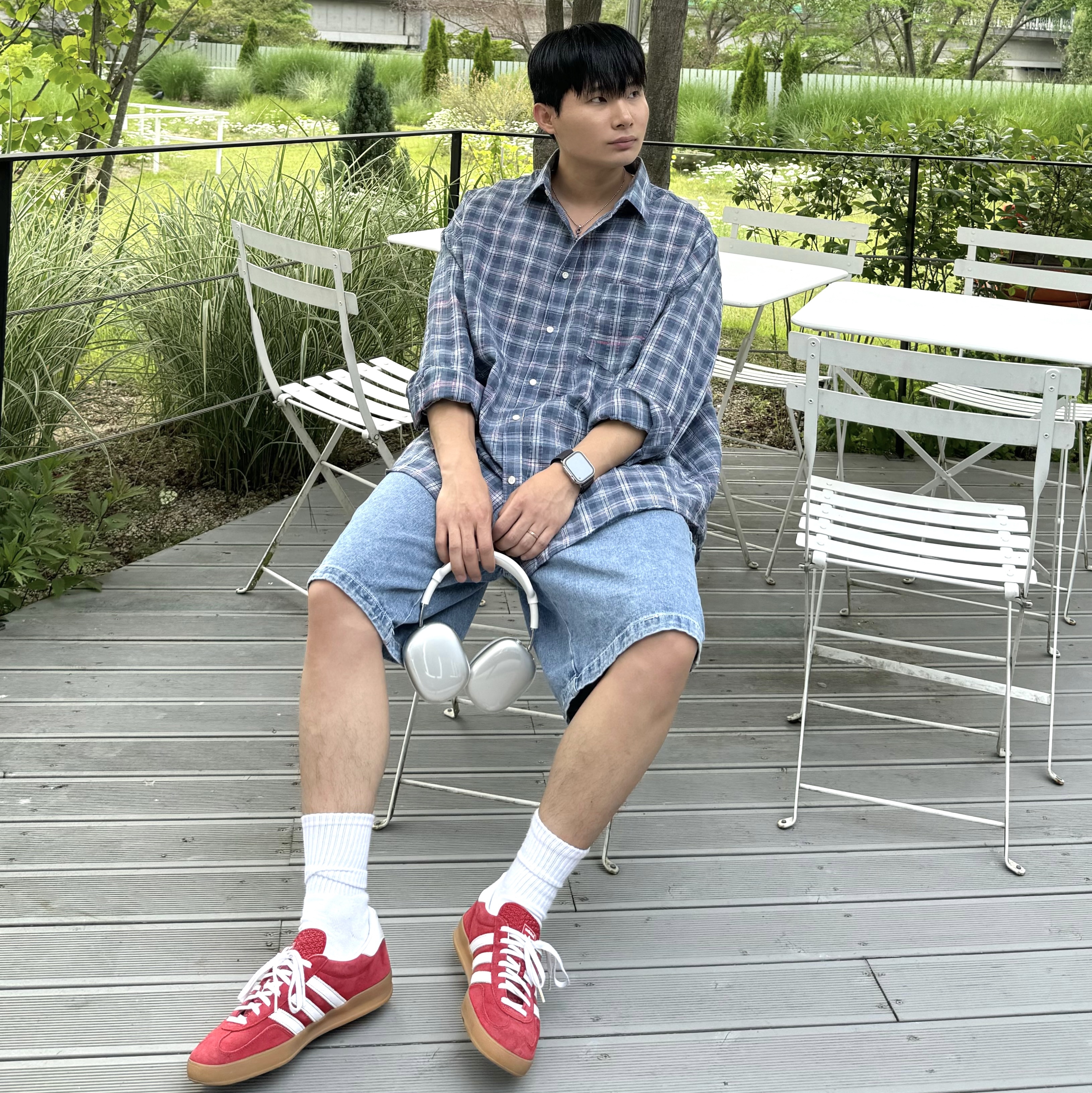 Adidas Gazelle Indoor Scarlet, Apple AirPods Max Lightning Silver (Korean Ver.) 착용 스타일 - 1
