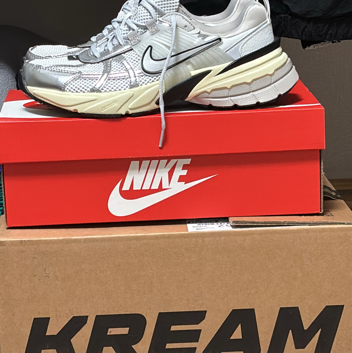 Nike V2K Run Summit White Metallic Silver 착용 스타일